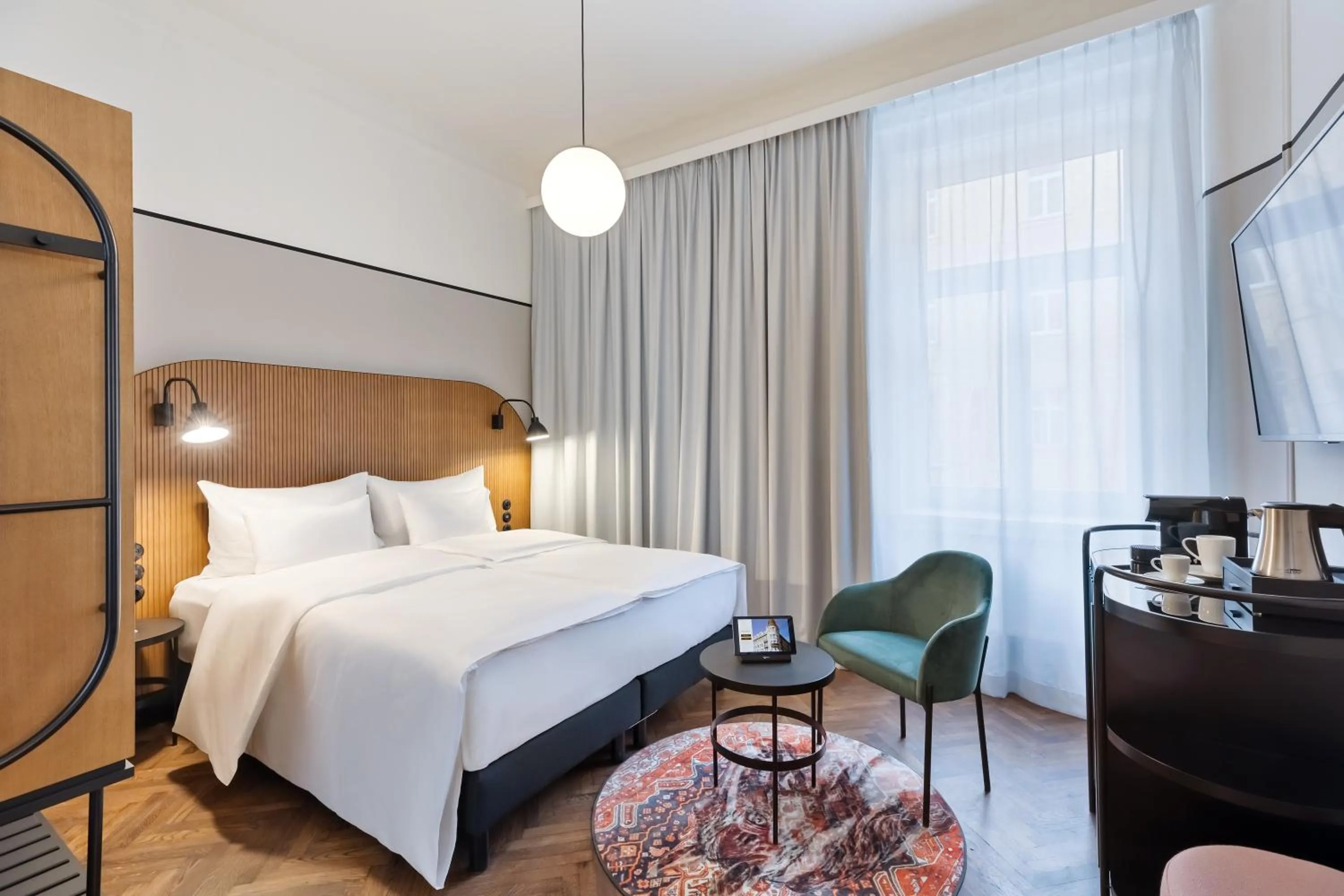 Bedroom, Bed in Hotel Astoria Vienna, Curio Collection by Hilton