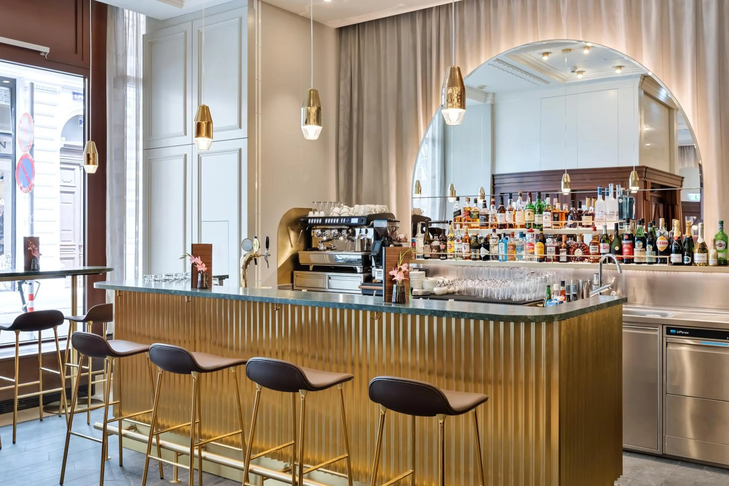 Lounge or bar in Hotel Astoria Vienna, Curio Collection by Hilton
