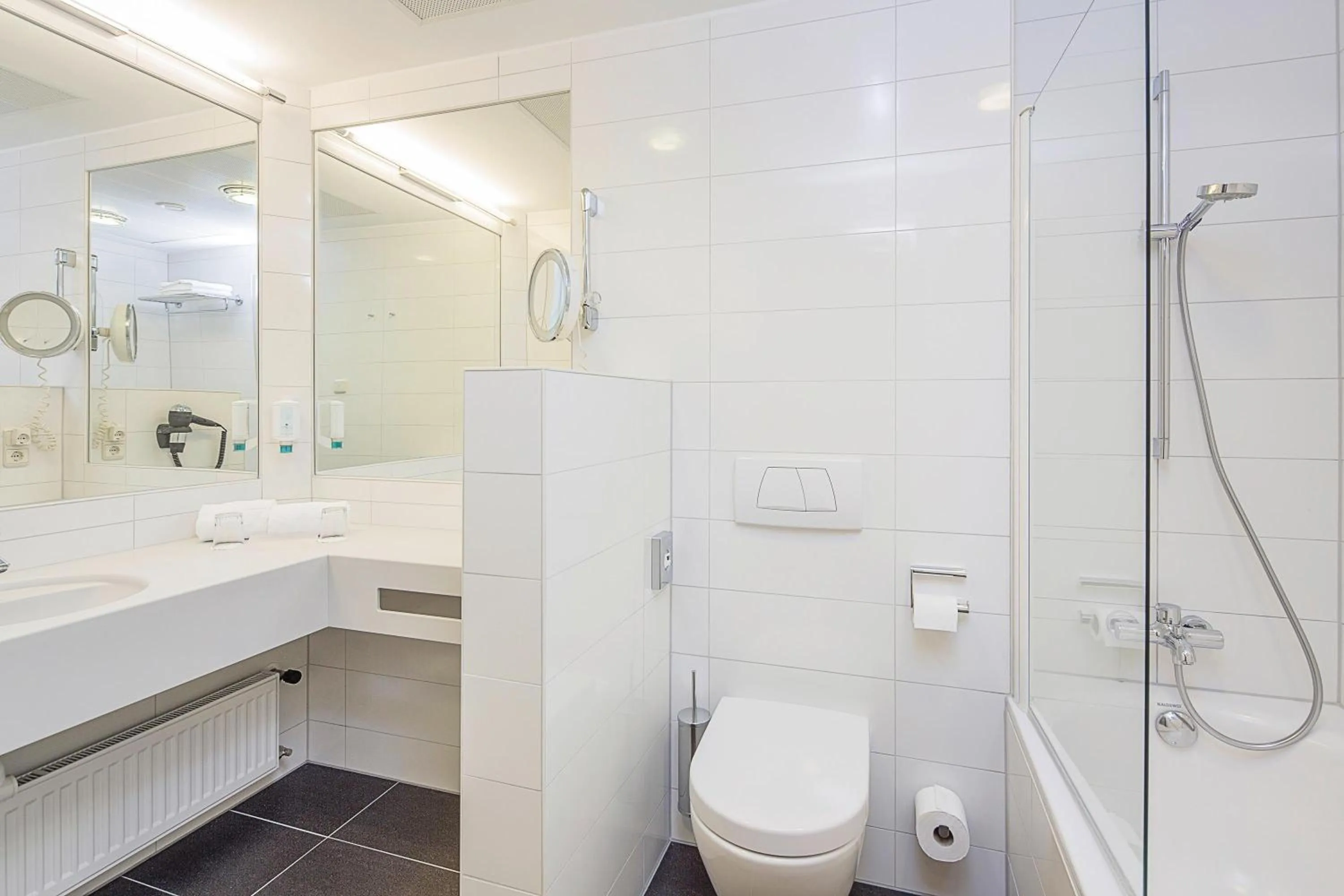 Toilet in Hotel Schillerpark Linz, a member of Radisson Individuals