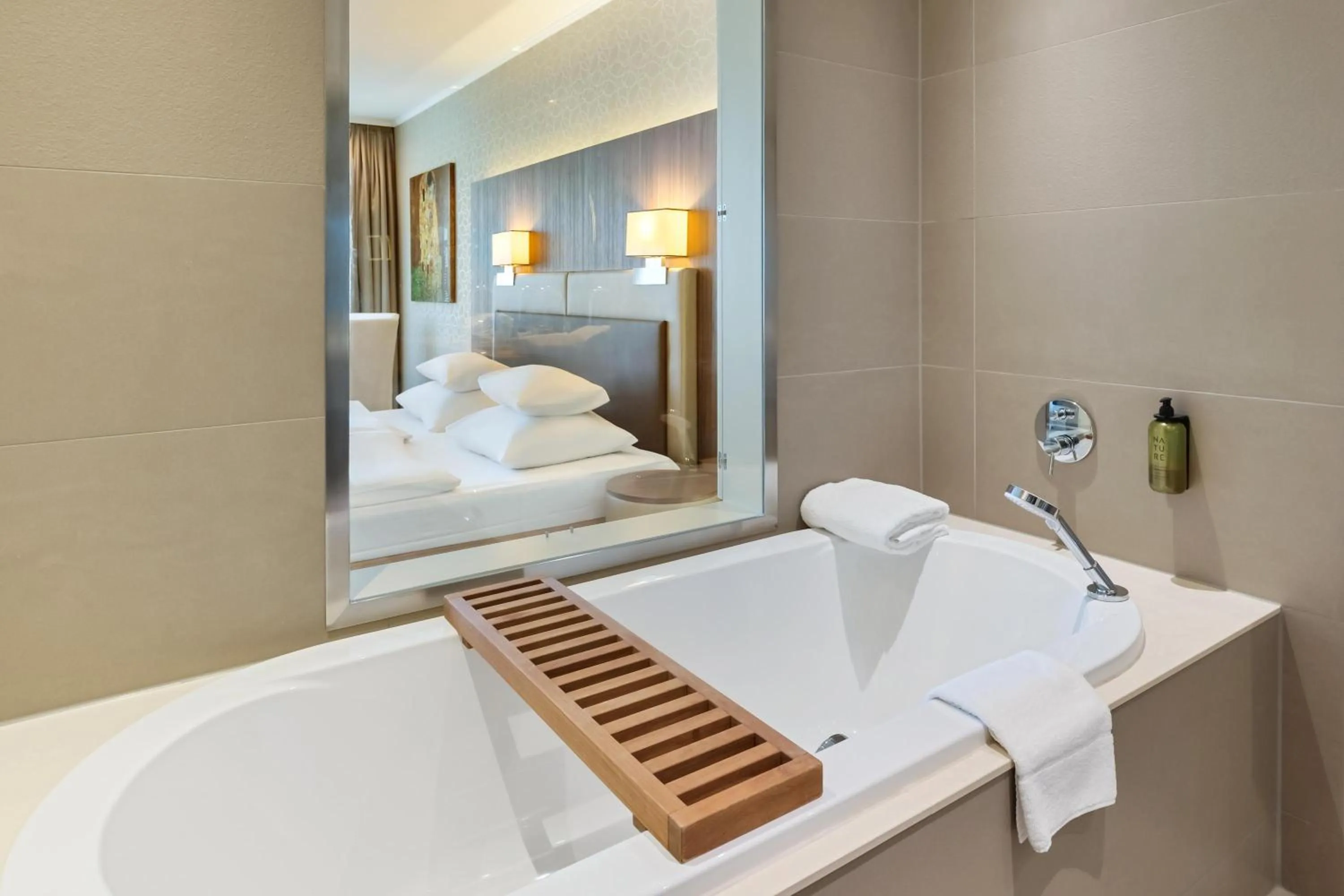 Bathroom, Bed in Hotel Schillerpark Linz, a member of Radisson Individuals