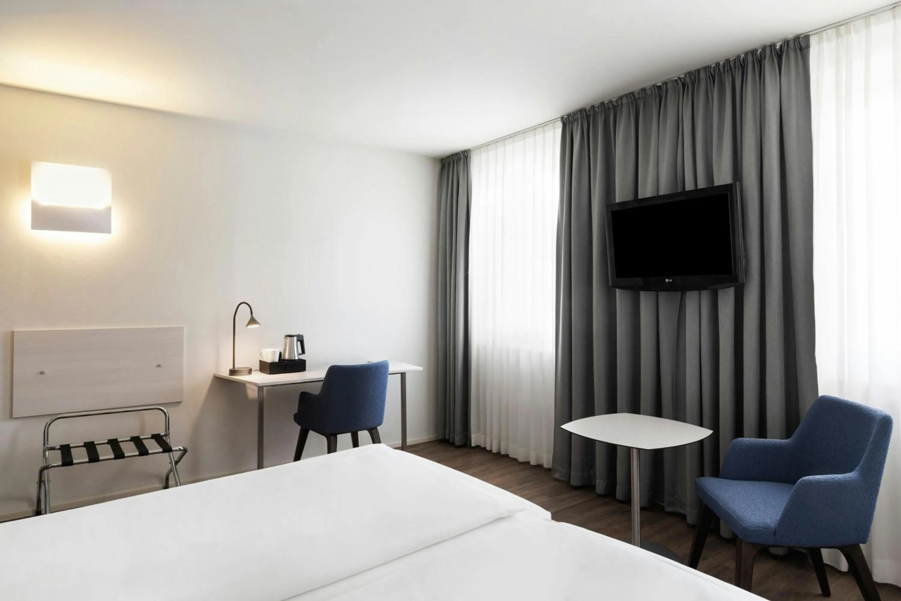 Photo of the whole room, Bed in Four Points Flex by Sheraton Vienna Hauptbahnhof