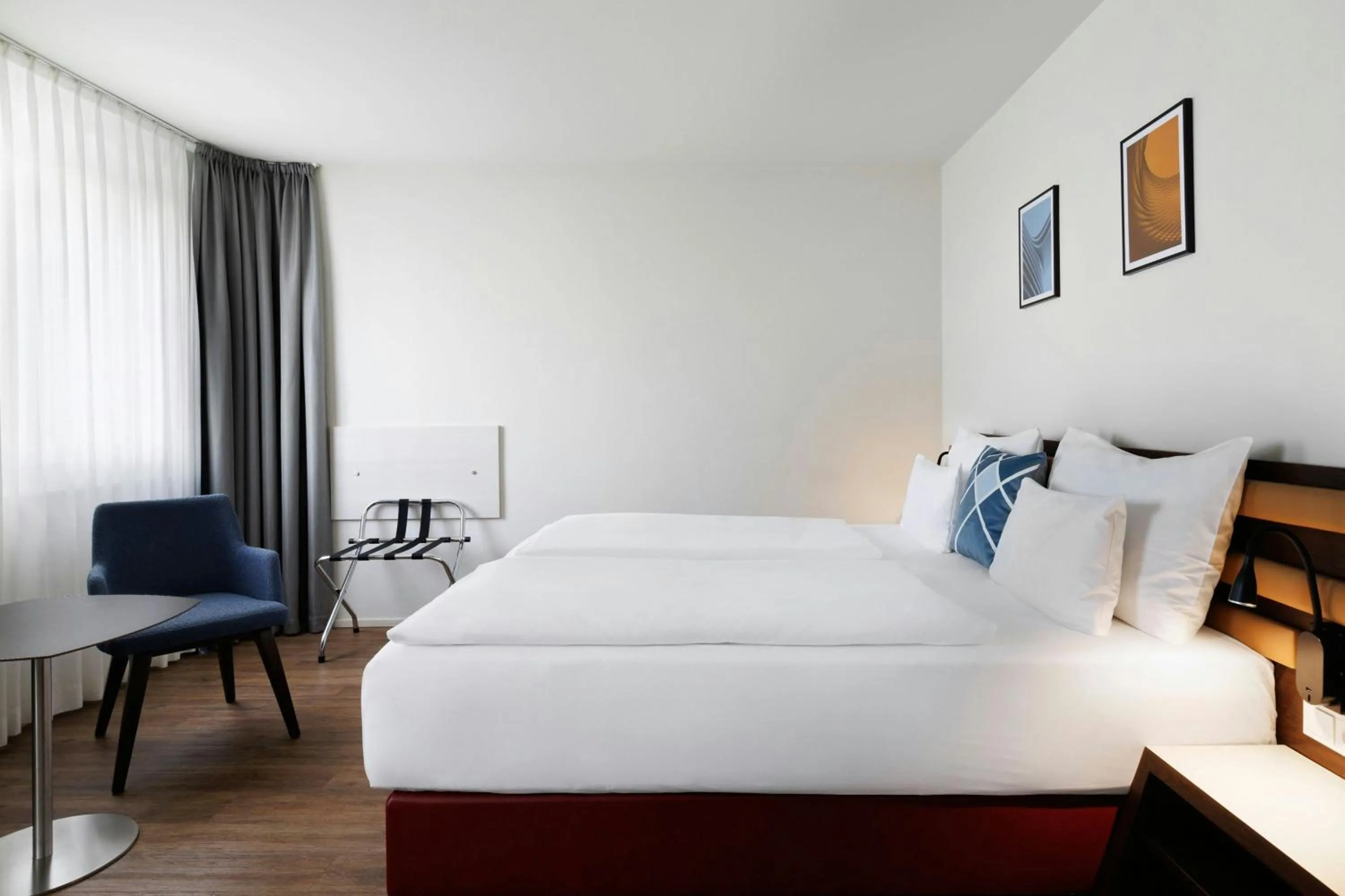 Photo of the whole room, Bed in Four Points Flex by Sheraton Vienna Hauptbahnhof