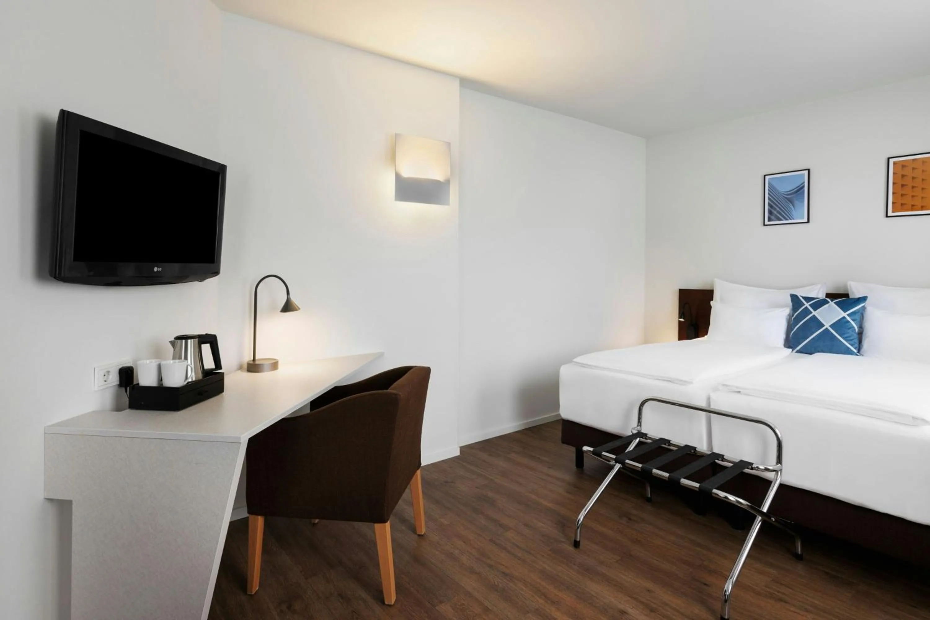 Photo of the whole room, Bed in Four Points Flex by Sheraton Vienna Hauptbahnhof