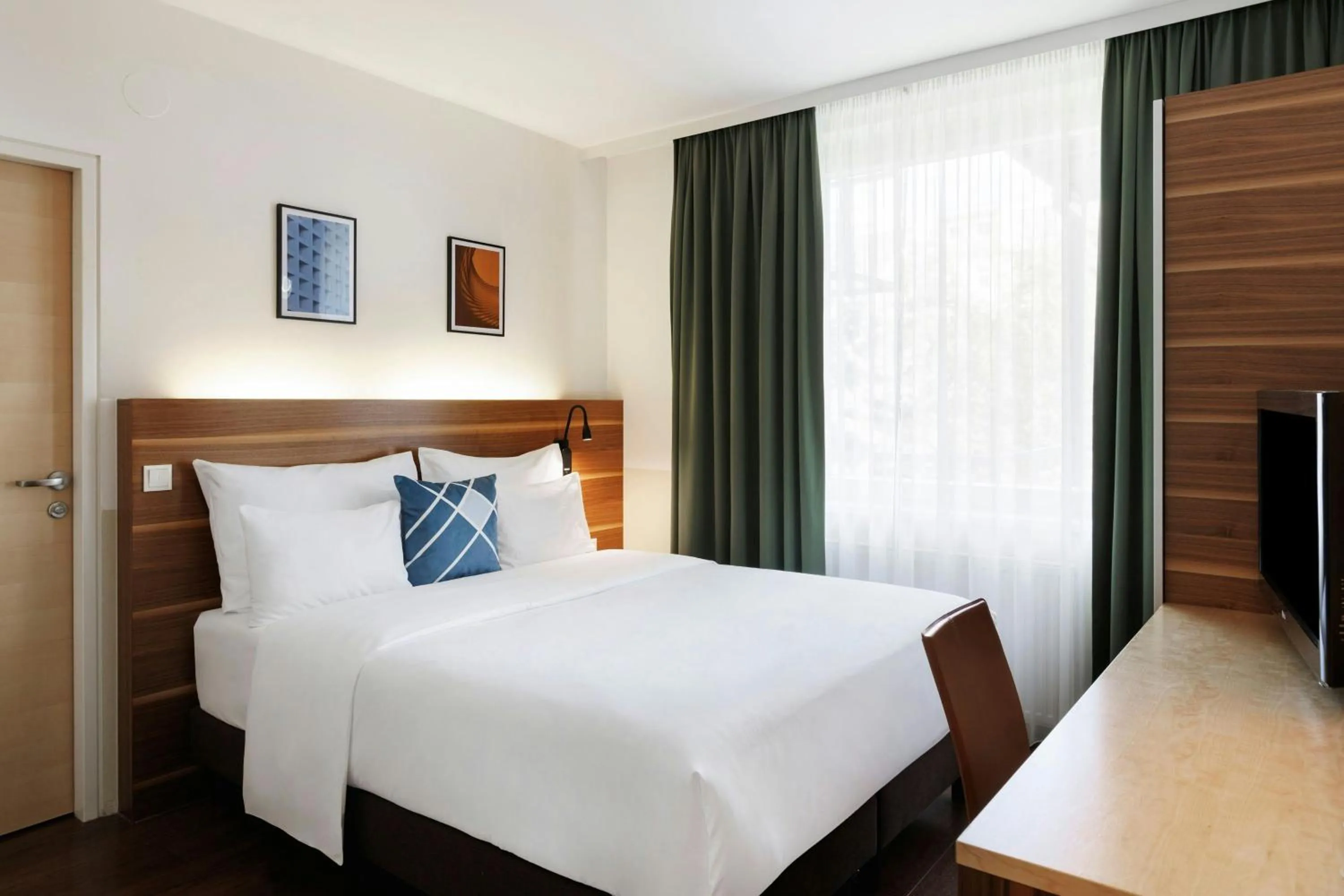 Photo of the whole room, Bed in Four Points Flex by Sheraton Vienna Hauptbahnhof