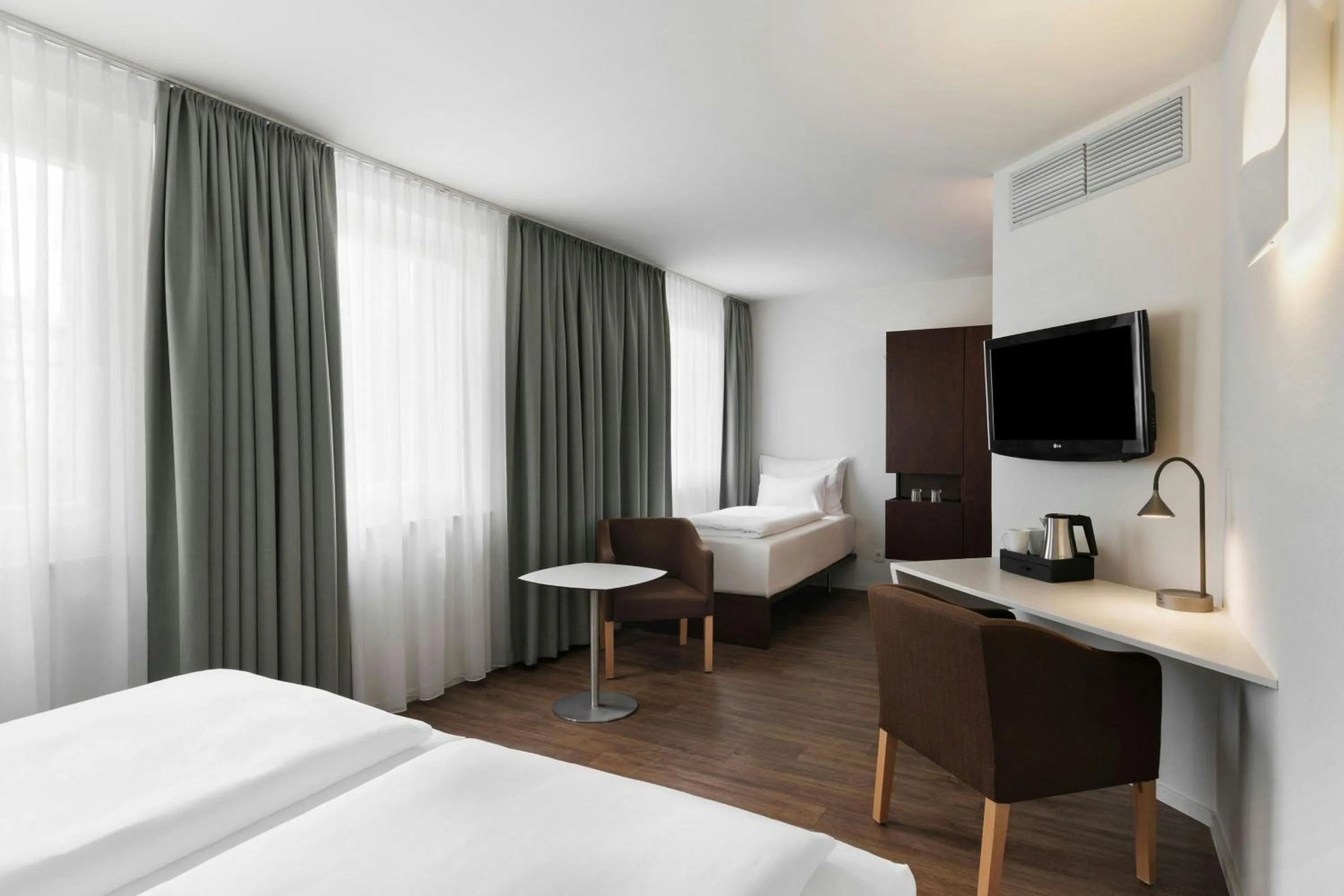 Photo of the whole room, Bed in Four Points Flex by Sheraton Vienna Hauptbahnhof