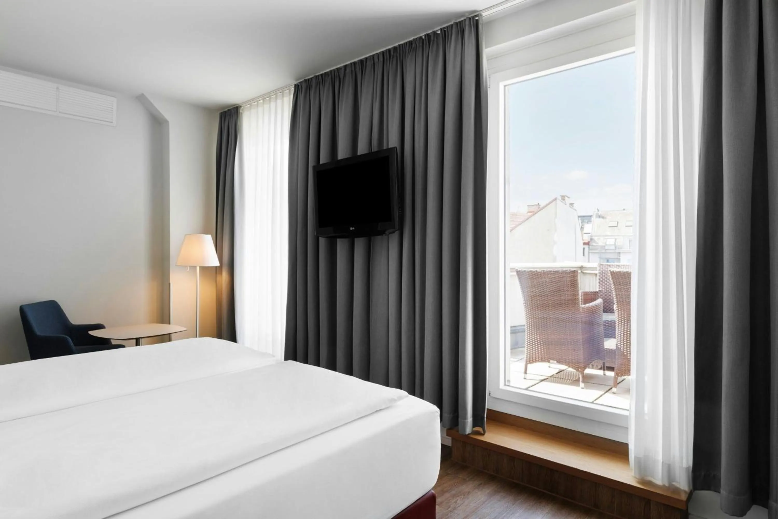 Photo of the whole room, Bed in Four Points Flex by Sheraton Vienna Hauptbahnhof