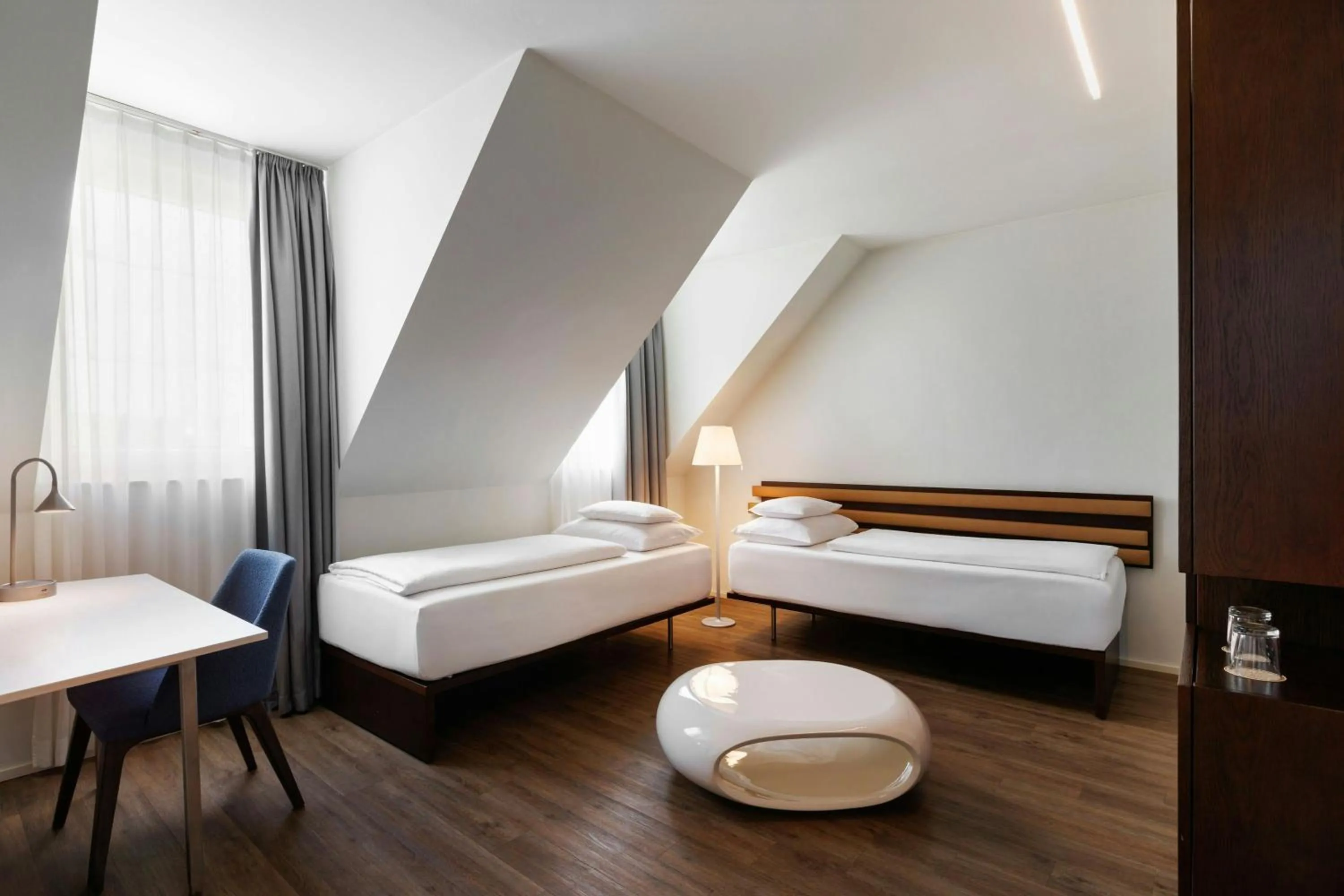 Photo of the whole room, Bed in Four Points Flex by Sheraton Vienna Hauptbahnhof