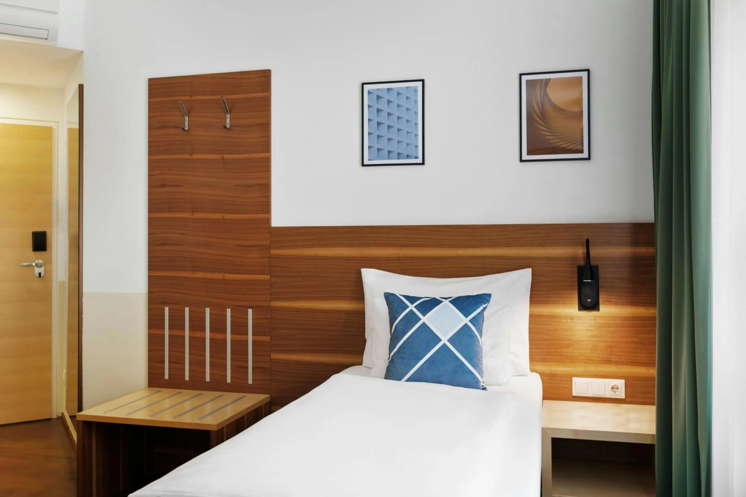 Photo of the whole room, Bed in Four Points Flex by Sheraton Vienna Hauptbahnhof