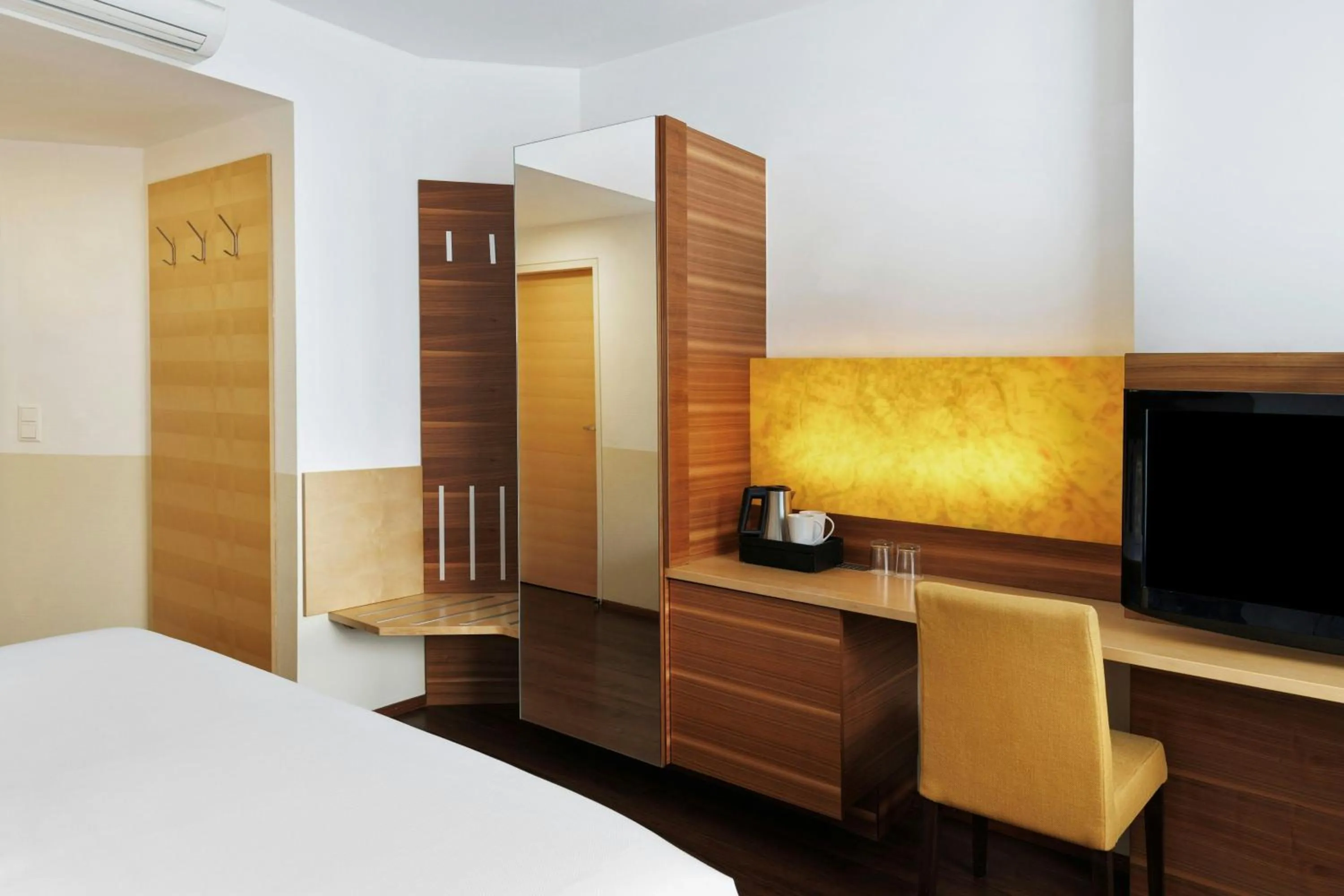 Photo of the whole room, Bed in Four Points Flex by Sheraton Vienna Hauptbahnhof