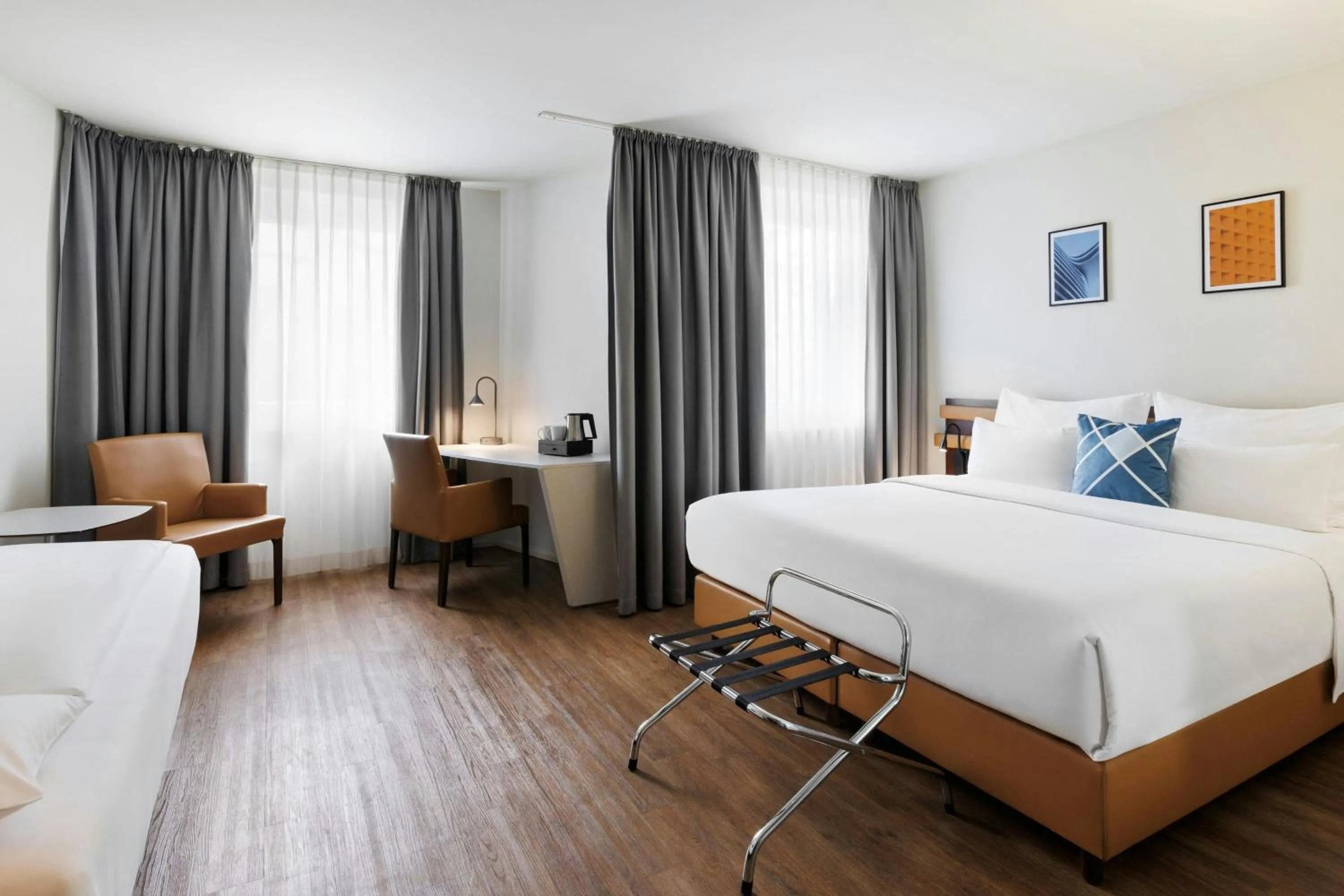 Photo of the whole room, Bed in Four Points Flex by Sheraton Vienna Hauptbahnhof