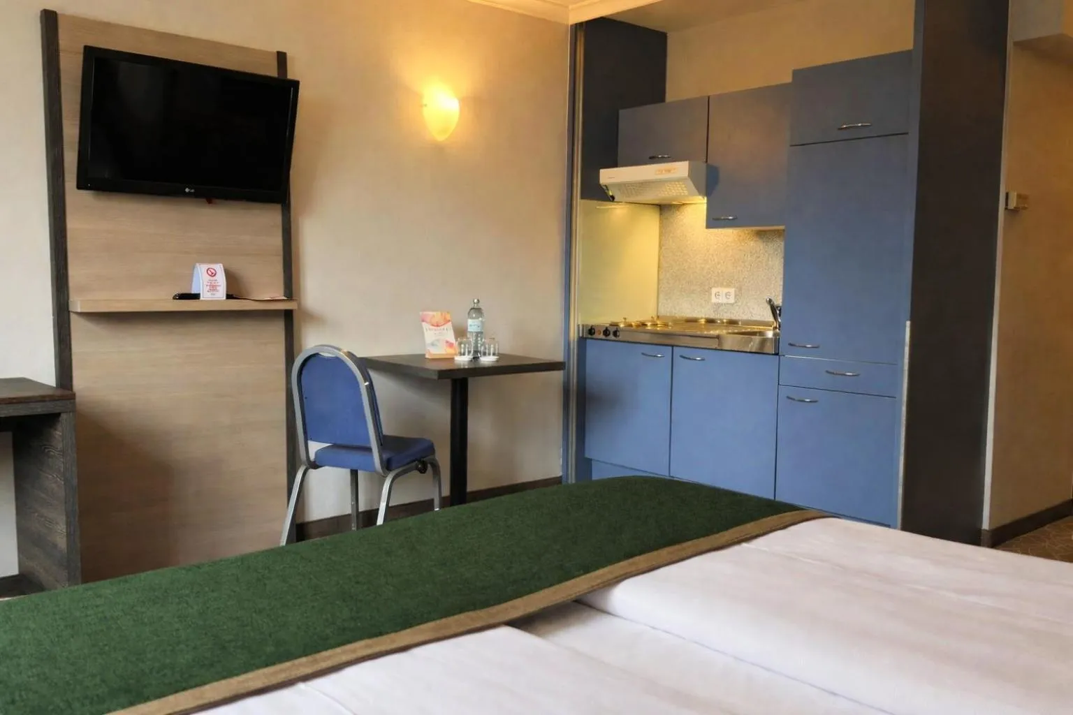 Kitchen or kitchenette, Bed in Arion Cityhotel Vienna
