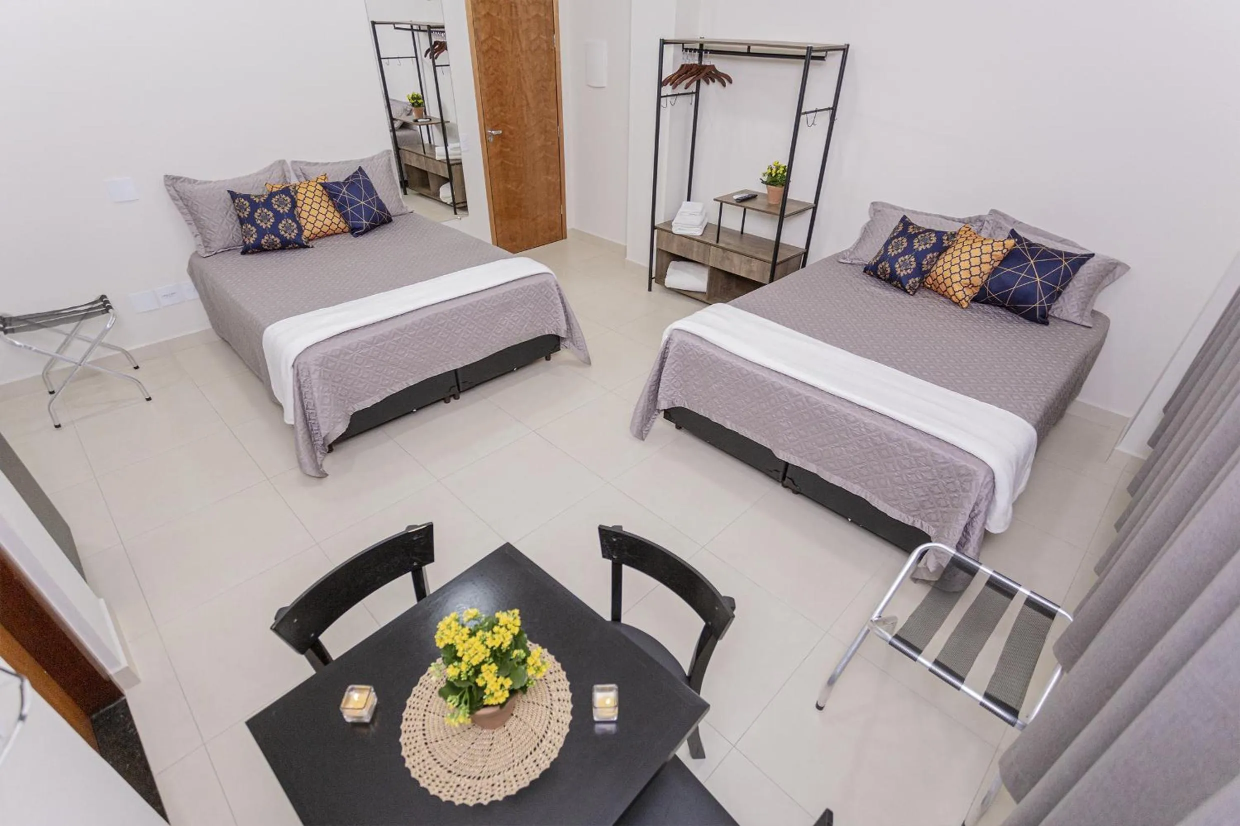 Dining area, Bed in Hotel Amsterdam Suítes