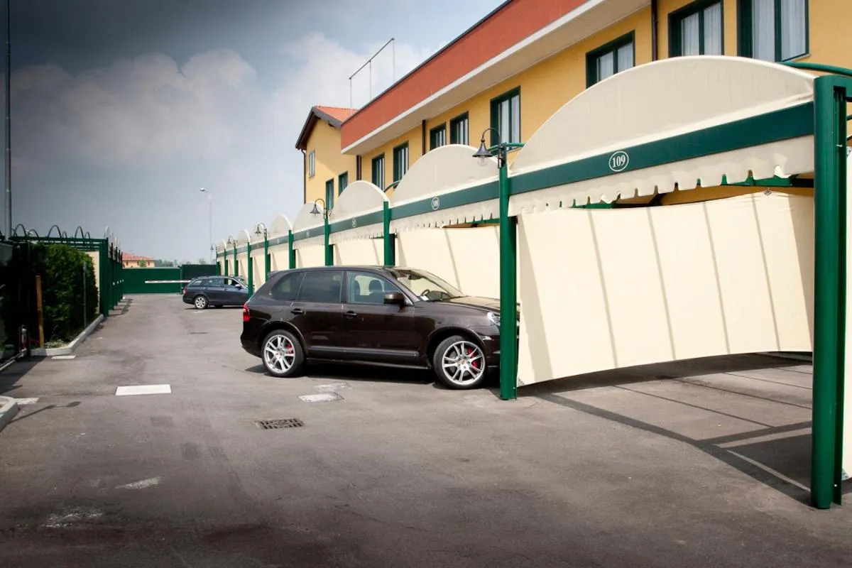 Facade/entrance in Hotel Maxim