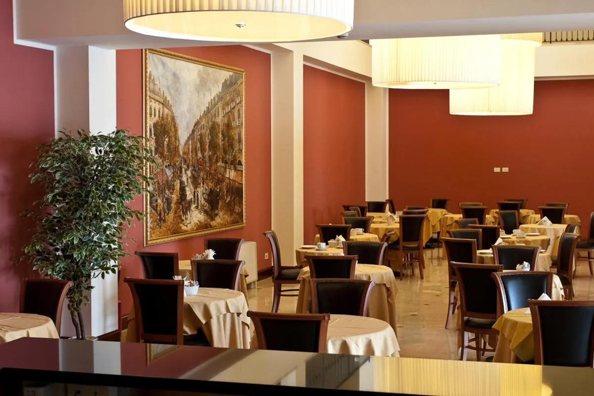 Restaurant/places to eat in Hotel Maxim