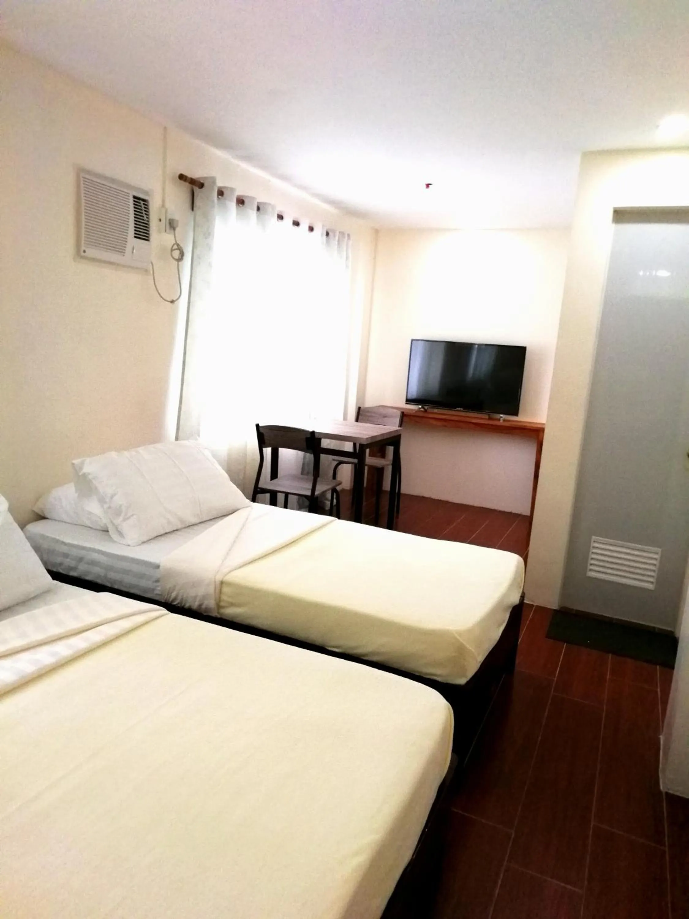 Communal lounge/ TV room, Bed in Thirdys Tourist Inn