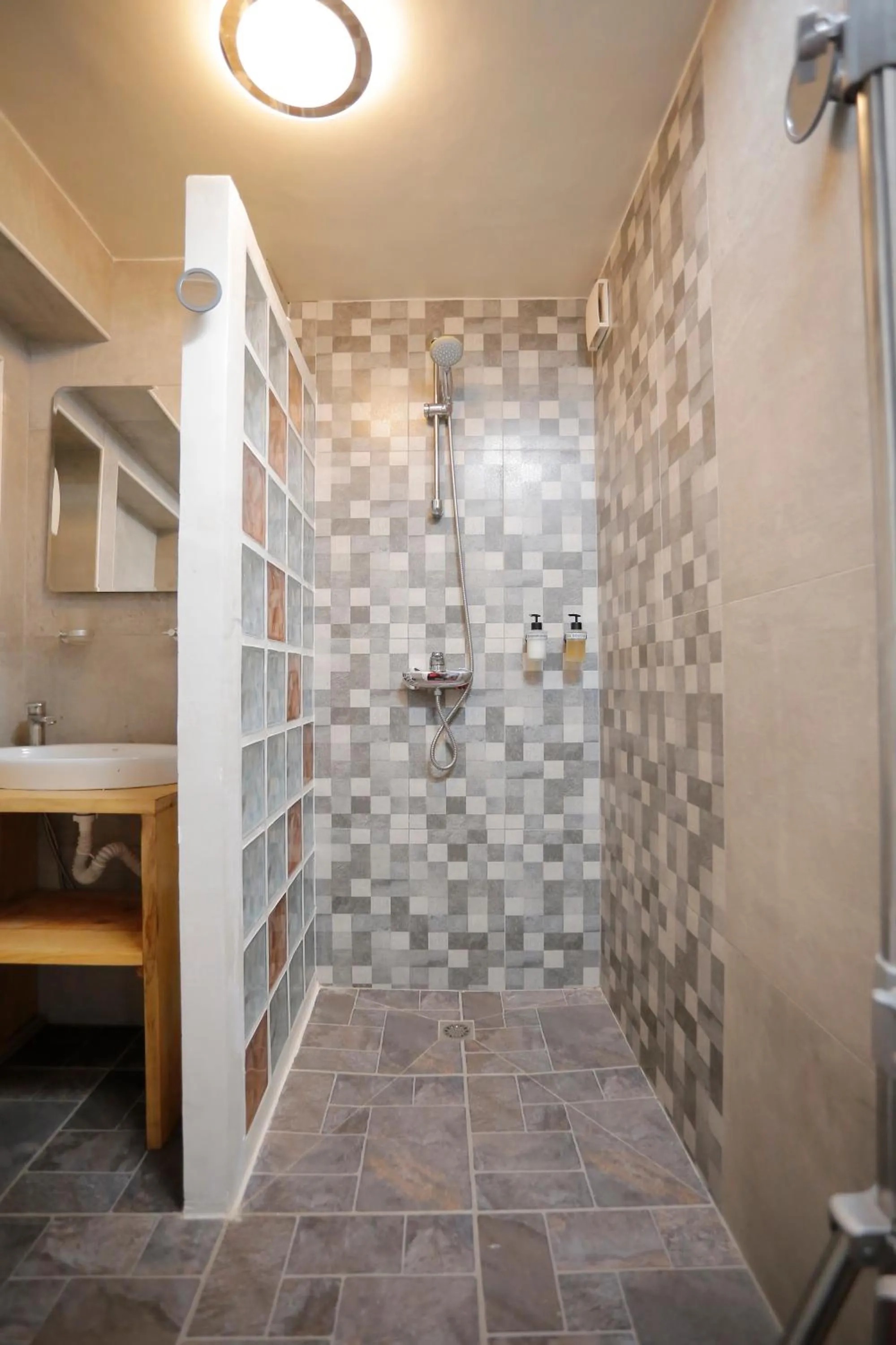 Shower in Hotel de L'Avenue - Tana City Centre