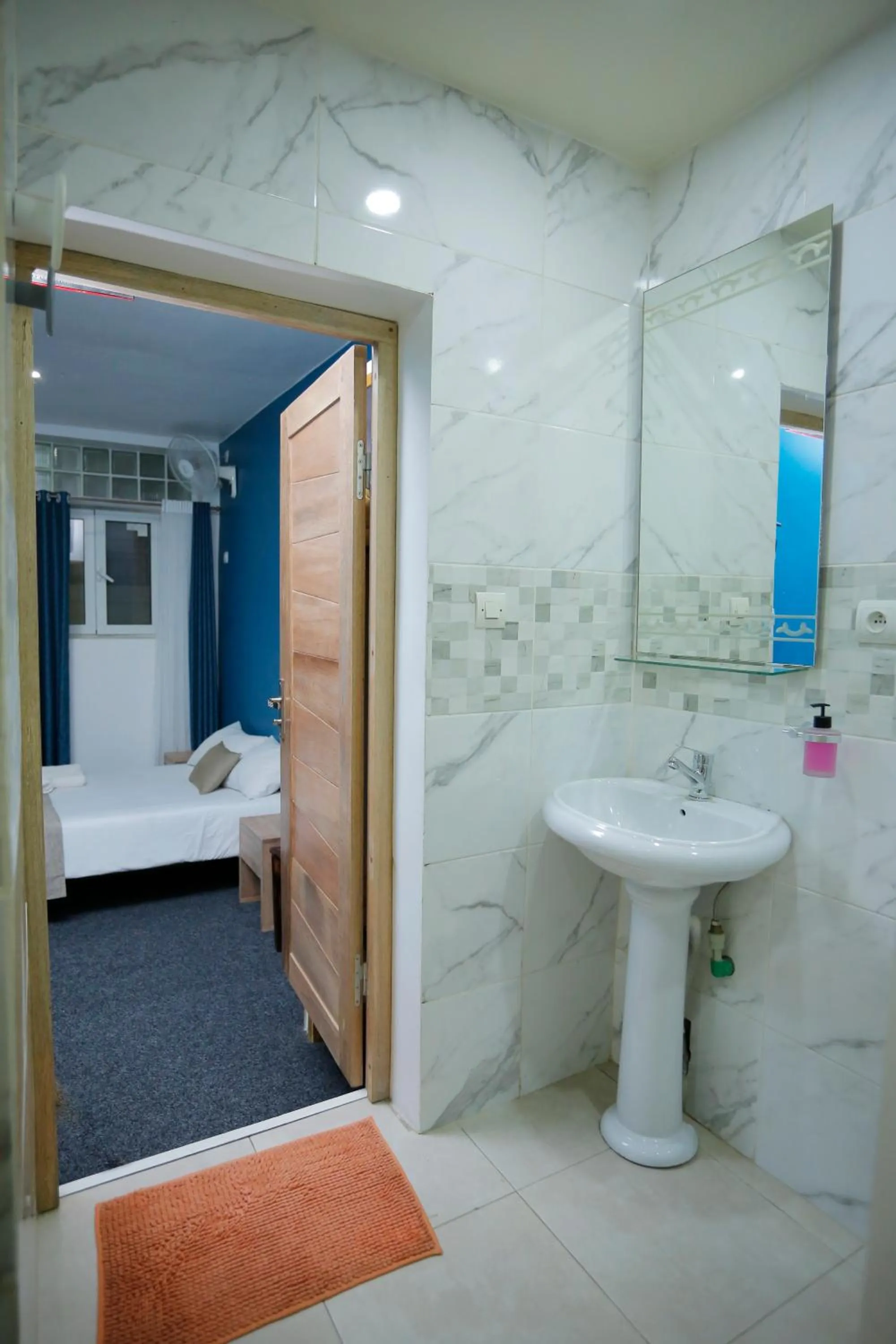 Shower in Hotel de L'Avenue - Tana City Centre