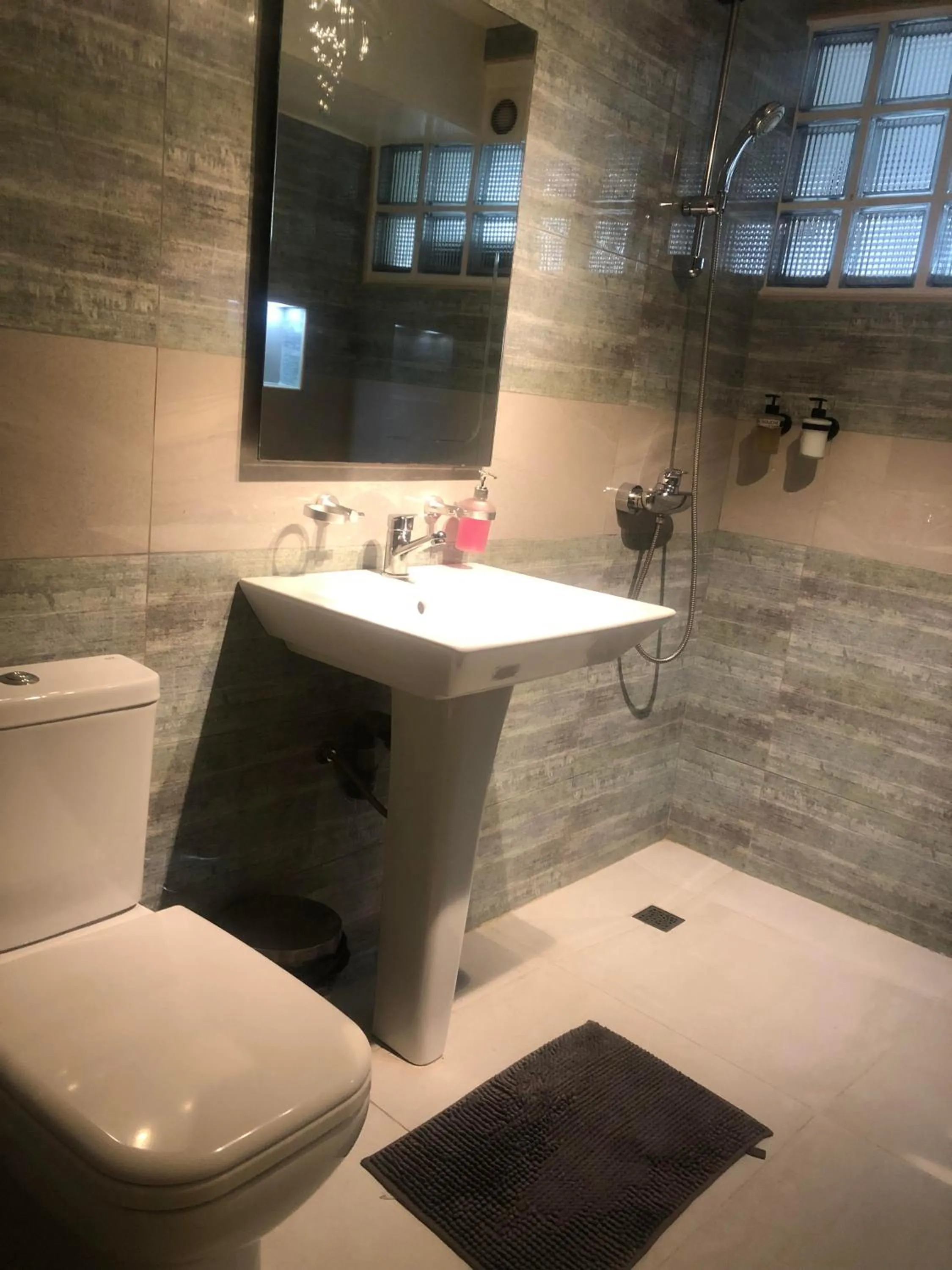 Bathroom in Hotel de L'Avenue - Tana City Centre