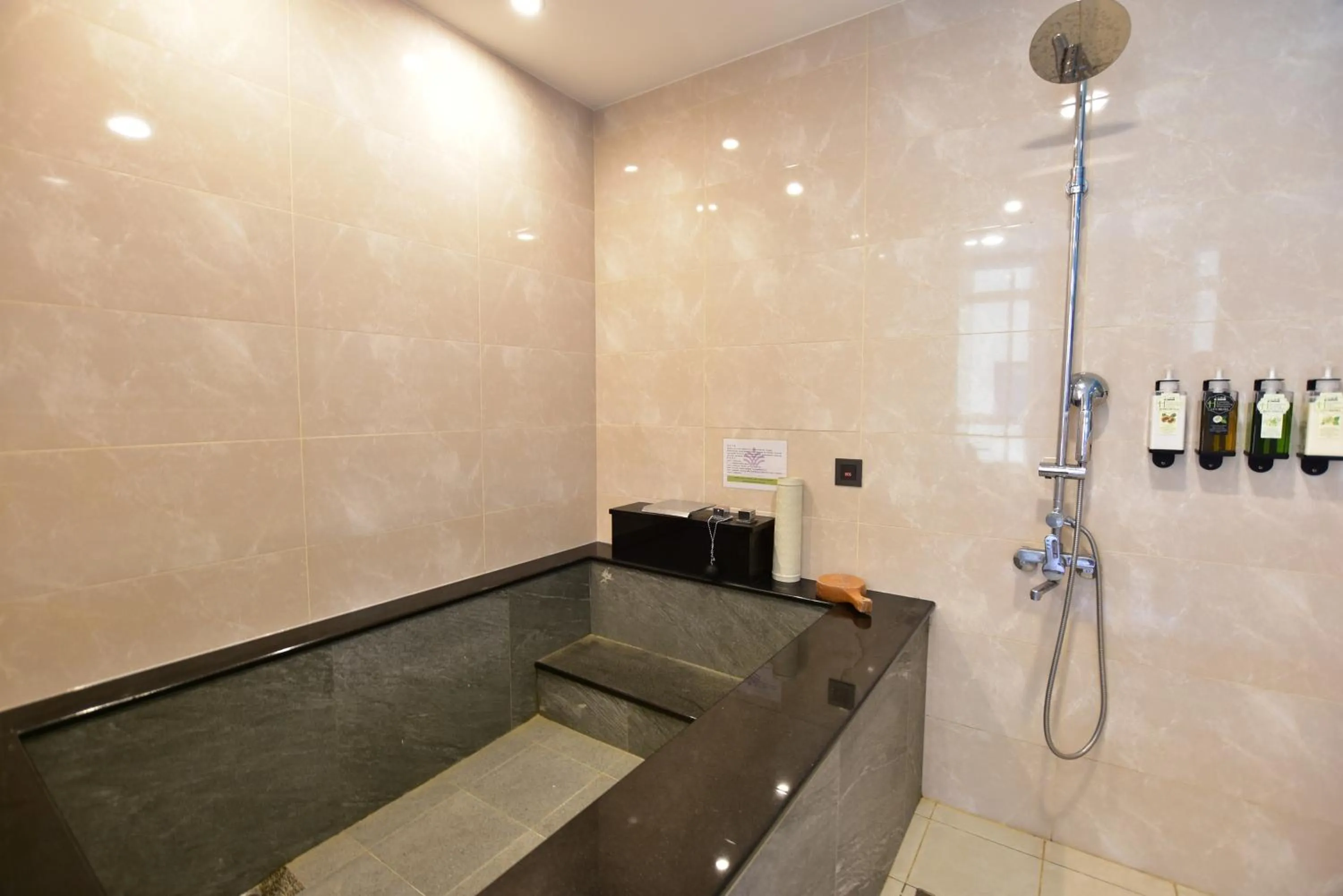 Bathroom in Muen Yuan Dong Hot Spring Hotel