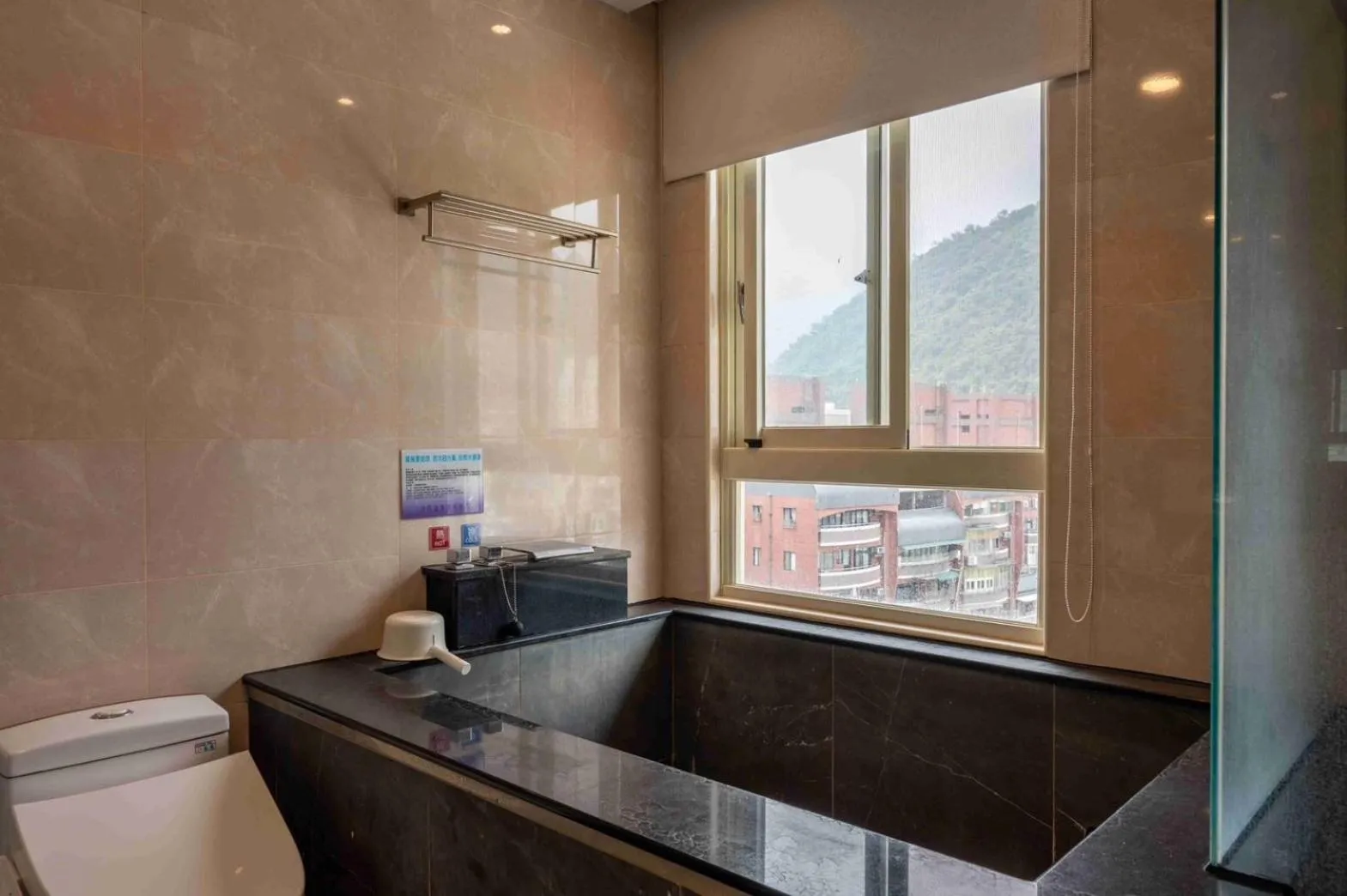 Bathroom in Muen Yuan Dong Hot Spring Hotel