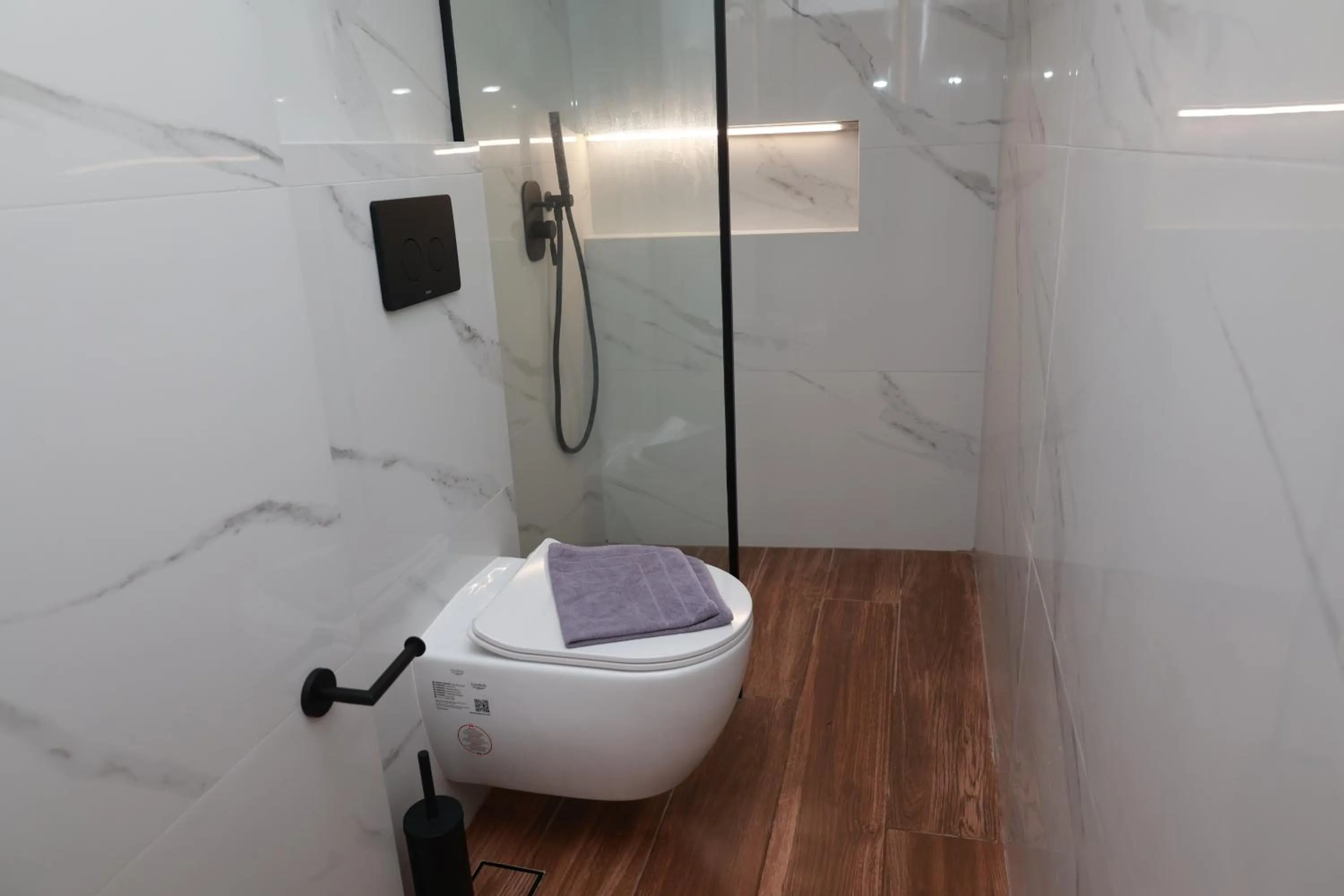 Shower in Paris-Irini Studios And Apartments