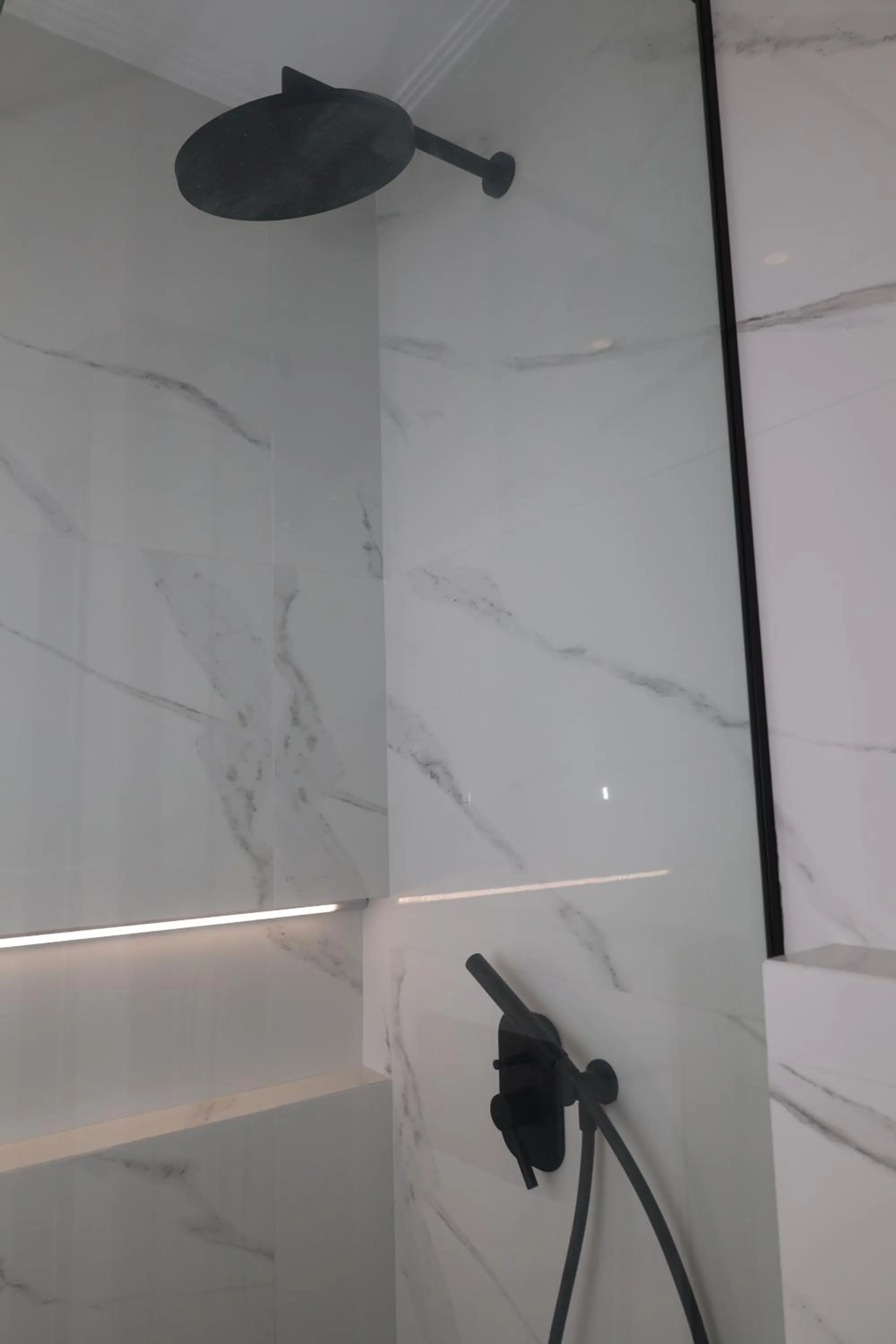 Shower in Paris-Irini Studios And Apartments