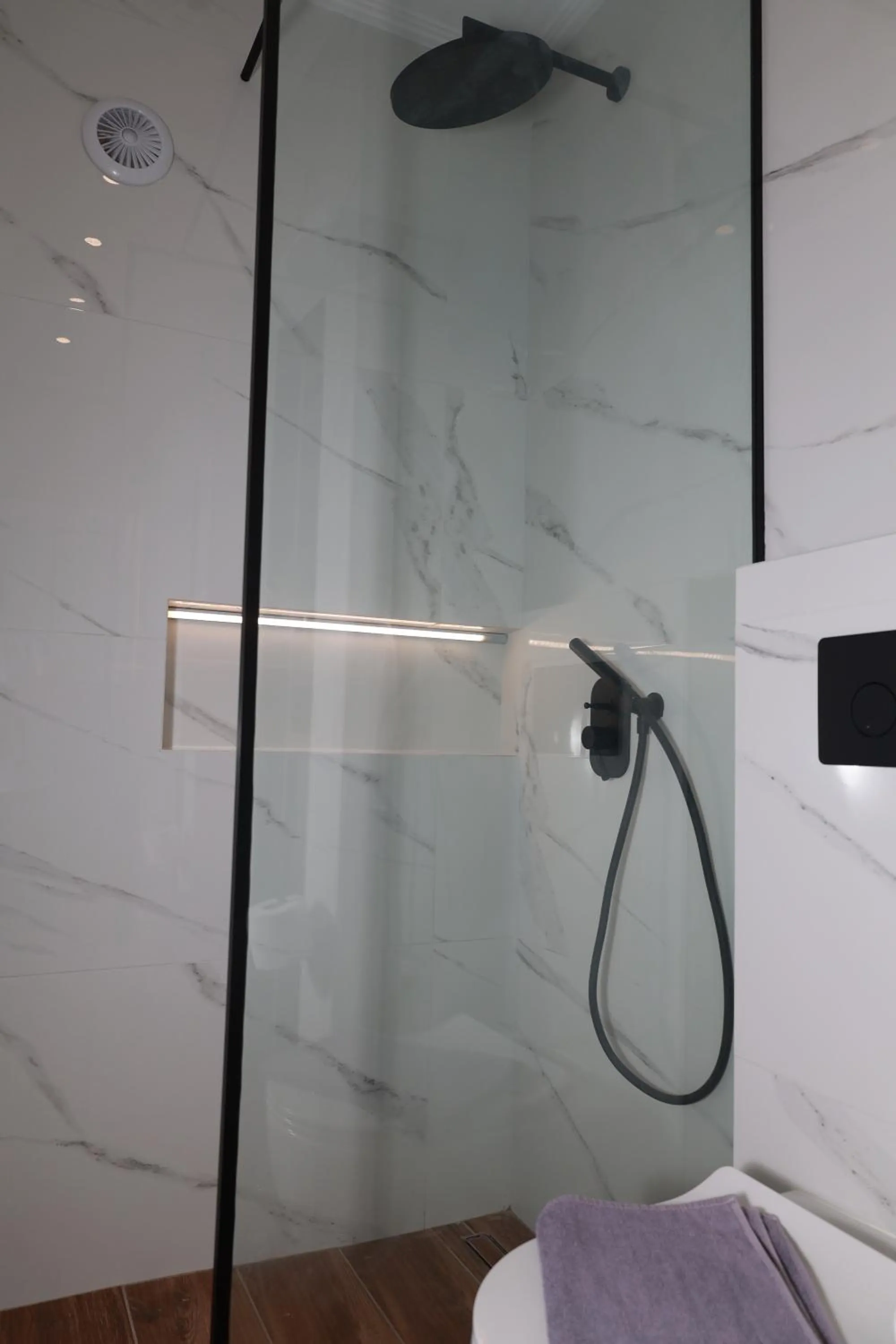 Shower in Paris-Irini Studios And Apartments