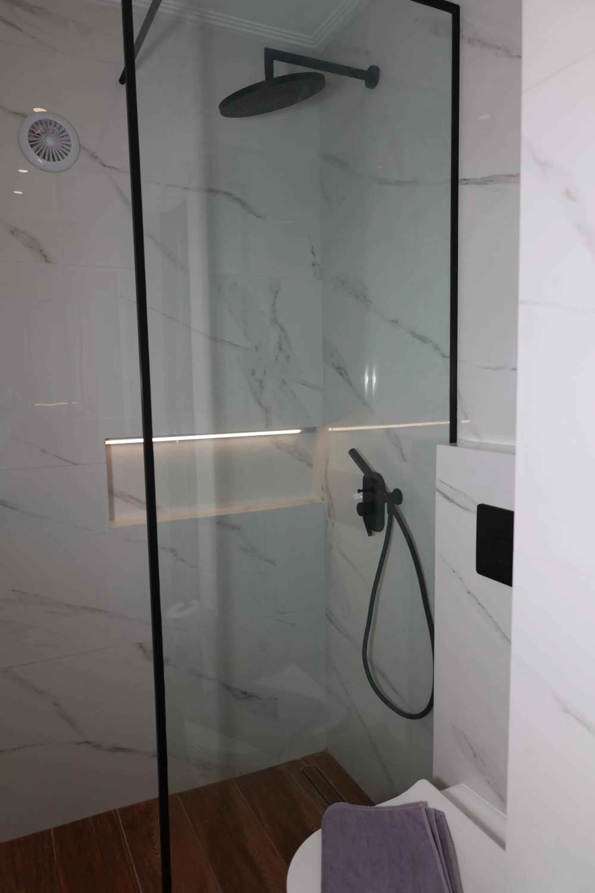 Shower in Paris-Irini Studios And Apartments