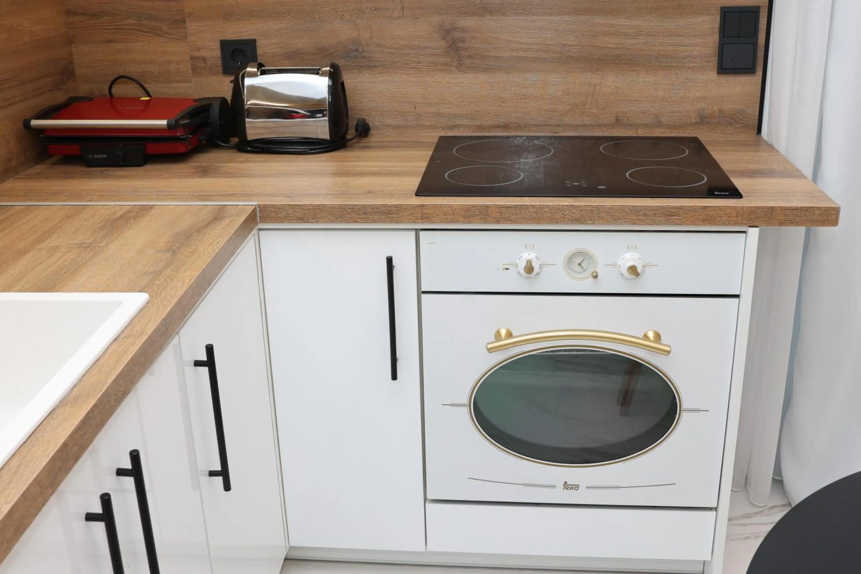 oven in Paris-Irini Studios And Apartments