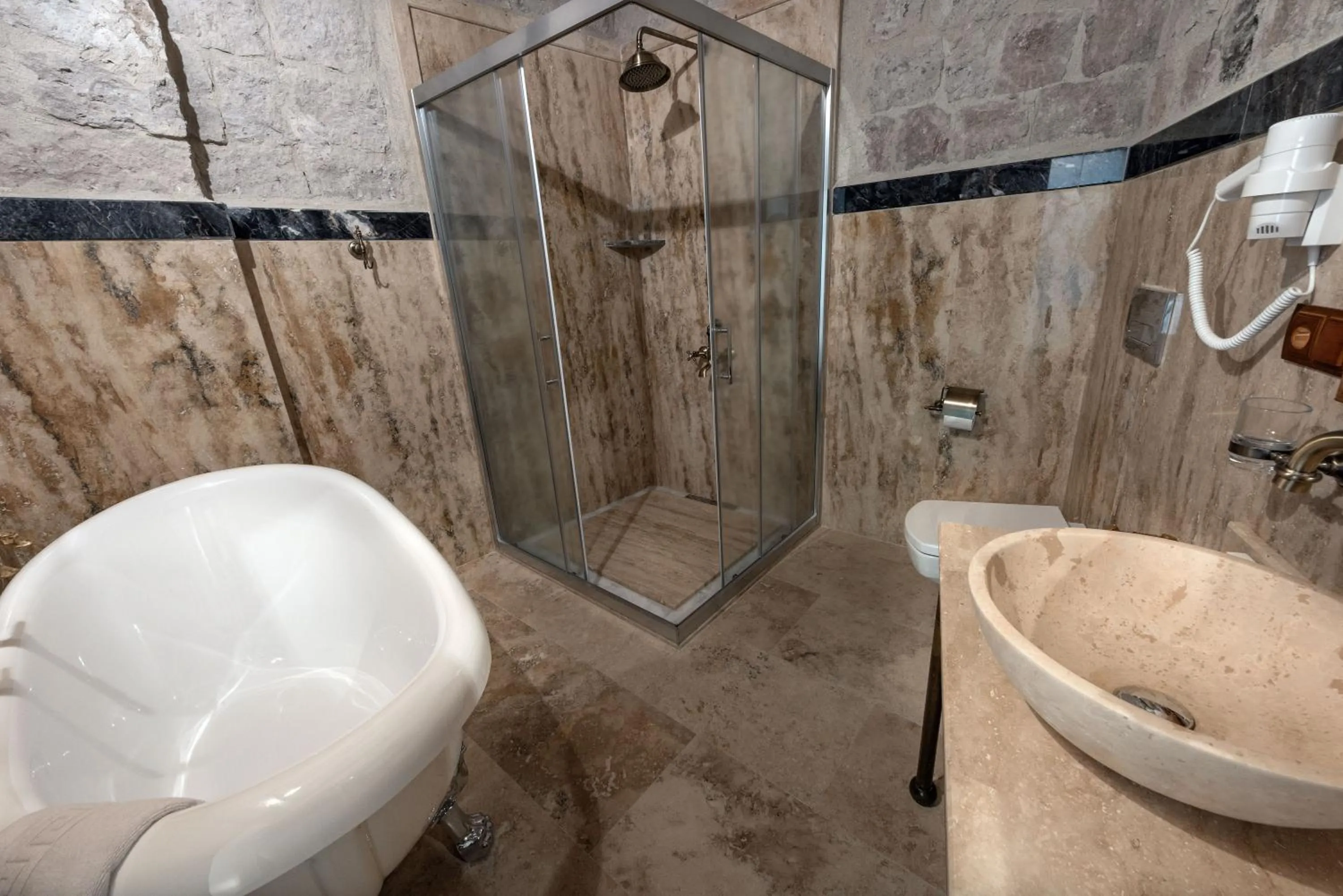 Bathroom in Sarnich Cave Suites