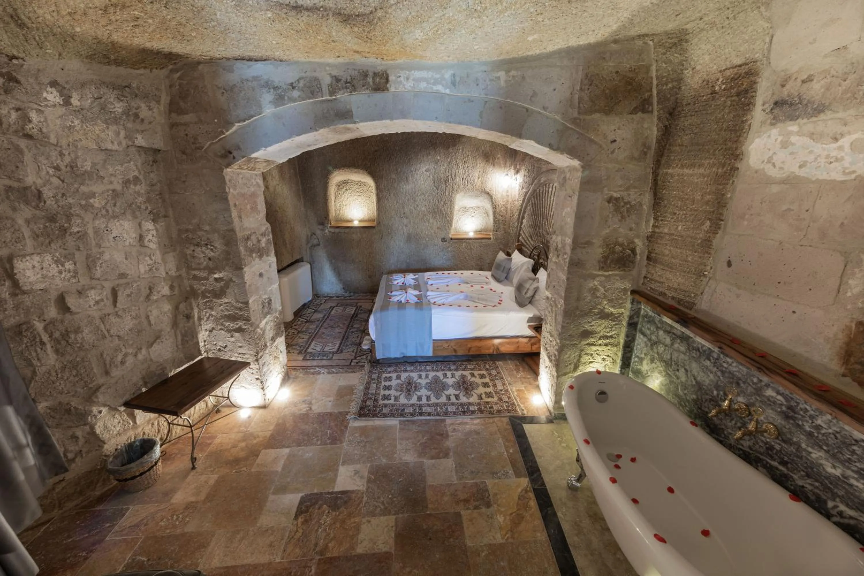 Bath, Bed in Sarnich Cave Suites