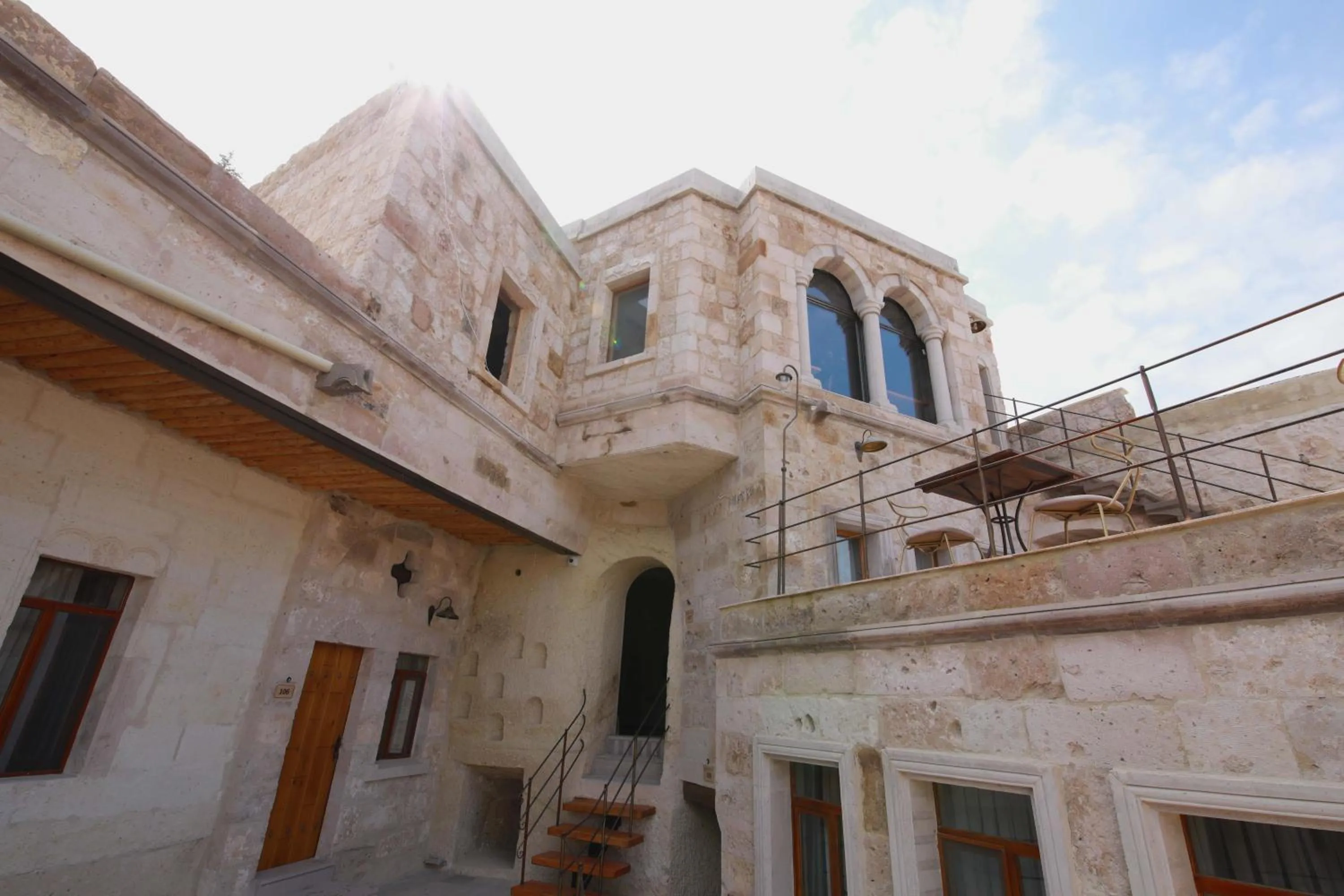 Restaurant/places to eat in Sarnich Cave Suites