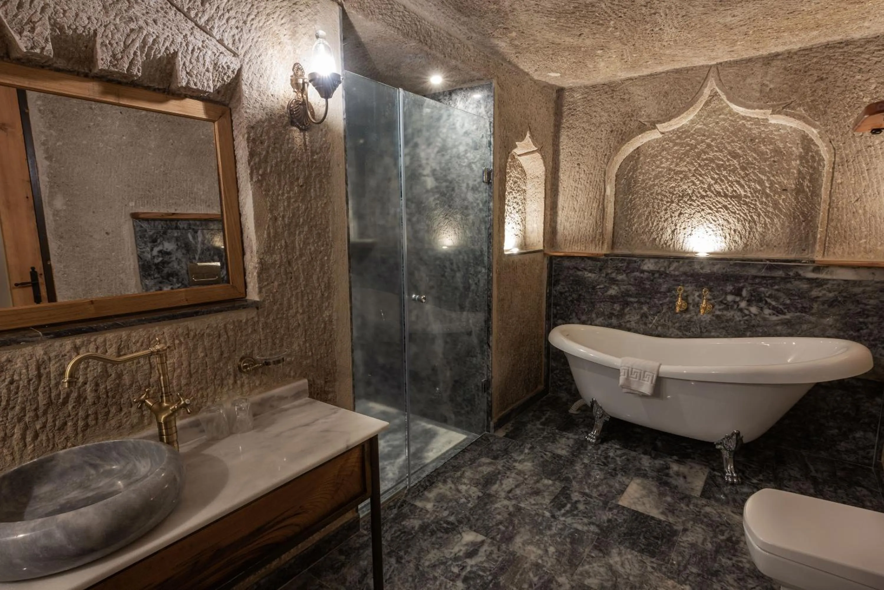 Bathroom in Sarnich Cave Suites