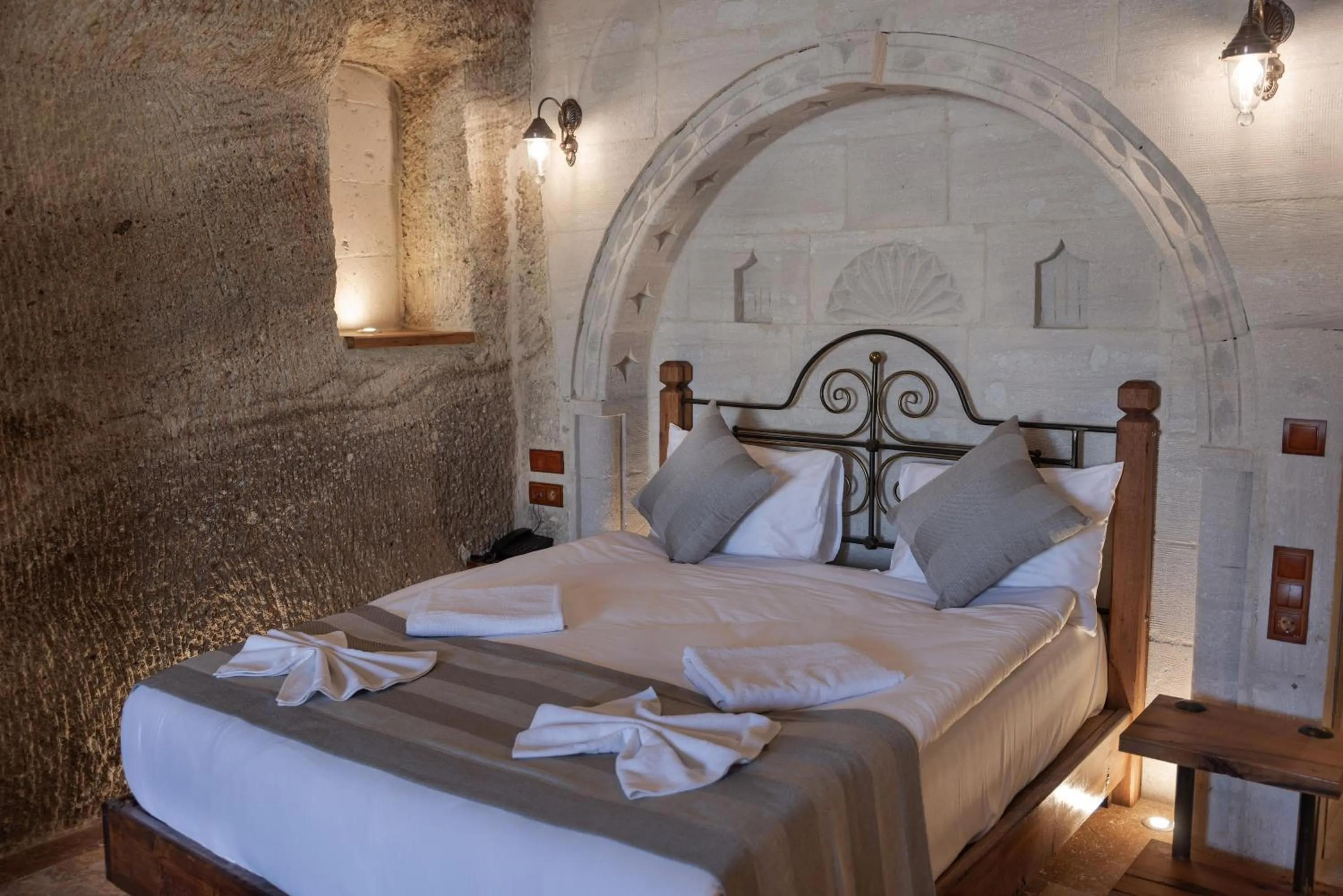 Bedroom, Bed in Sarnich Cave Suites