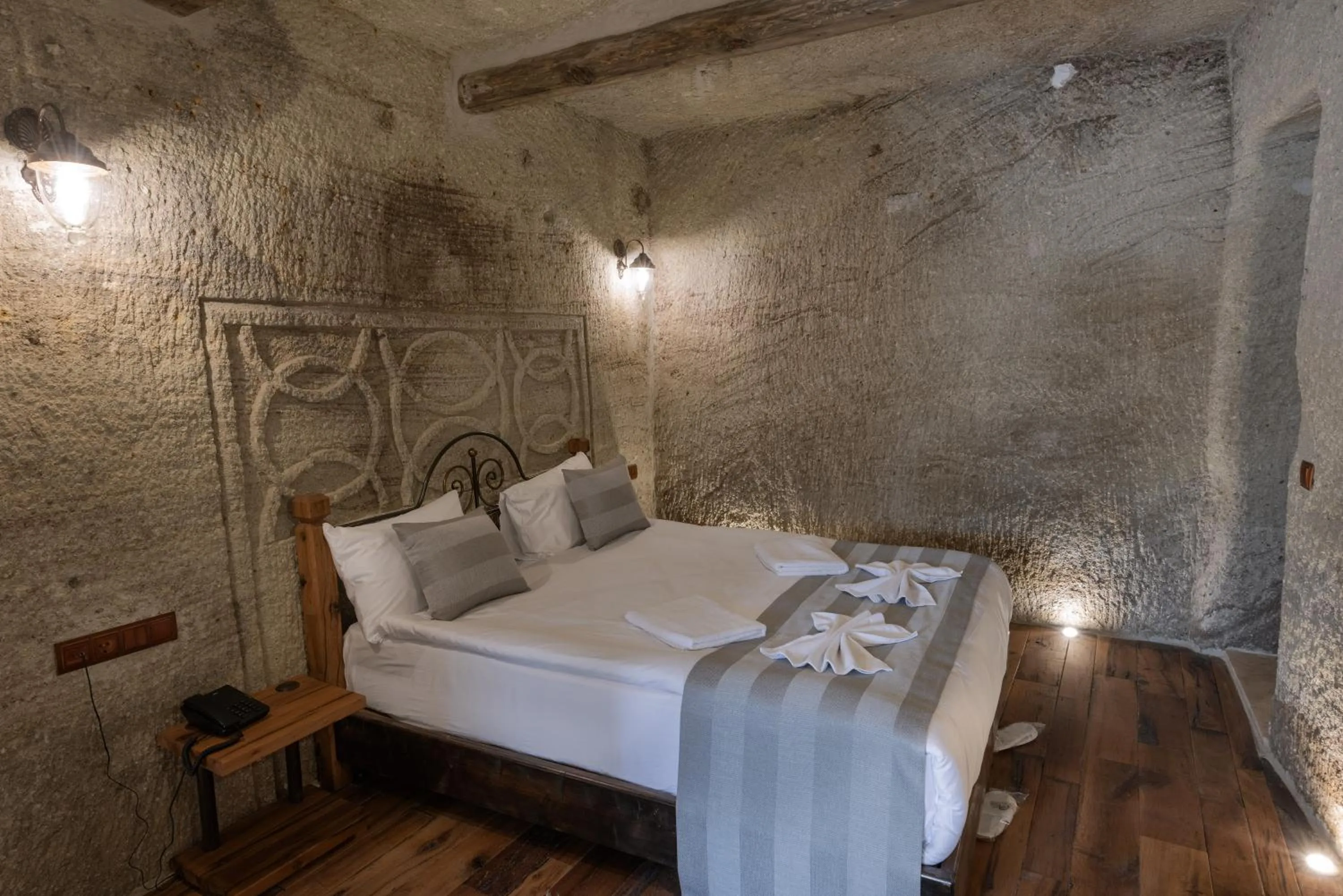 Bedroom, Bed in Sarnich Cave Suites