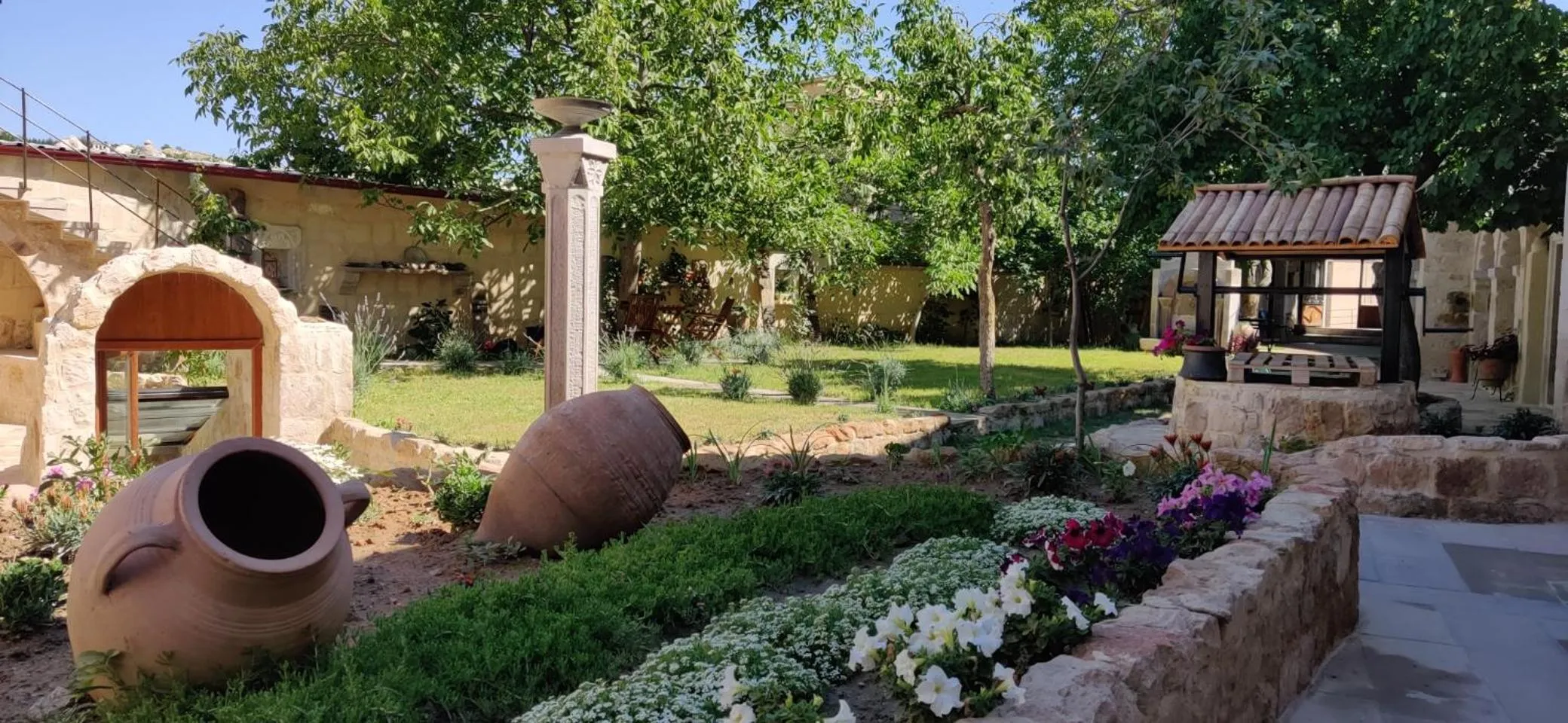 Garden in Sarnich Cave Suites