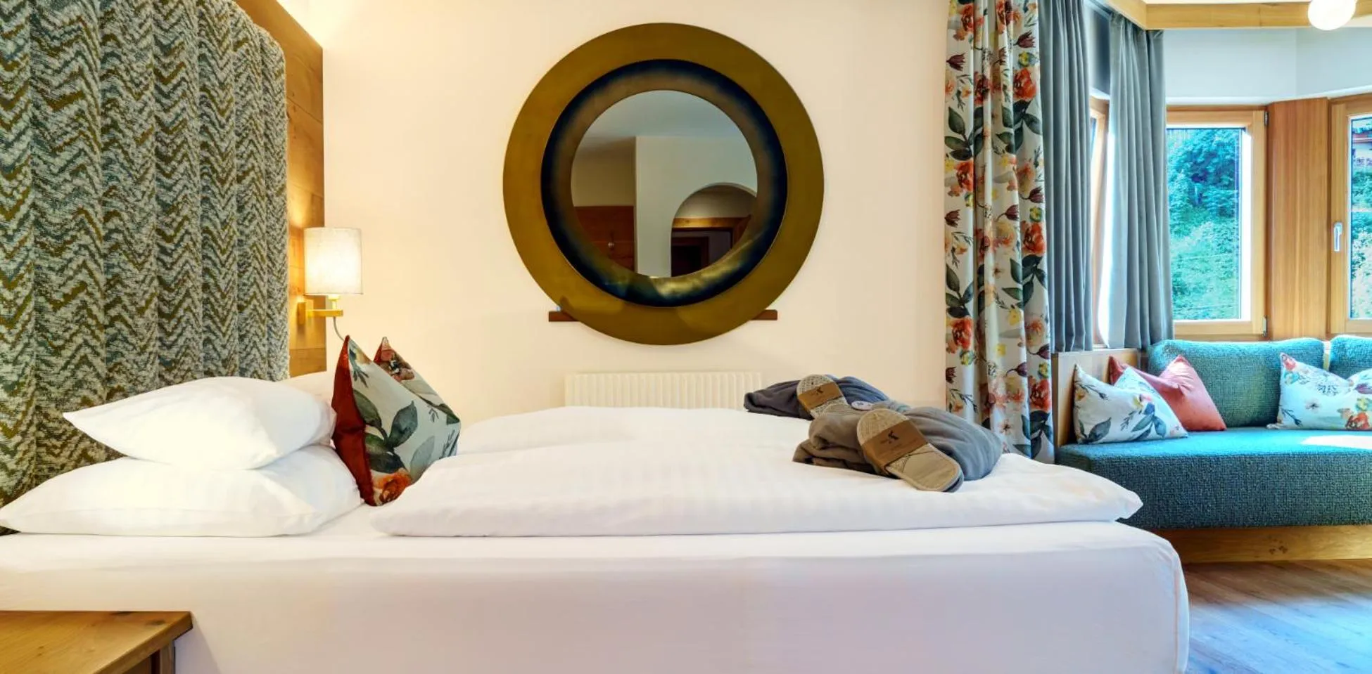 Photo of the whole room, Bed in das Alois 4 Sterne Superior