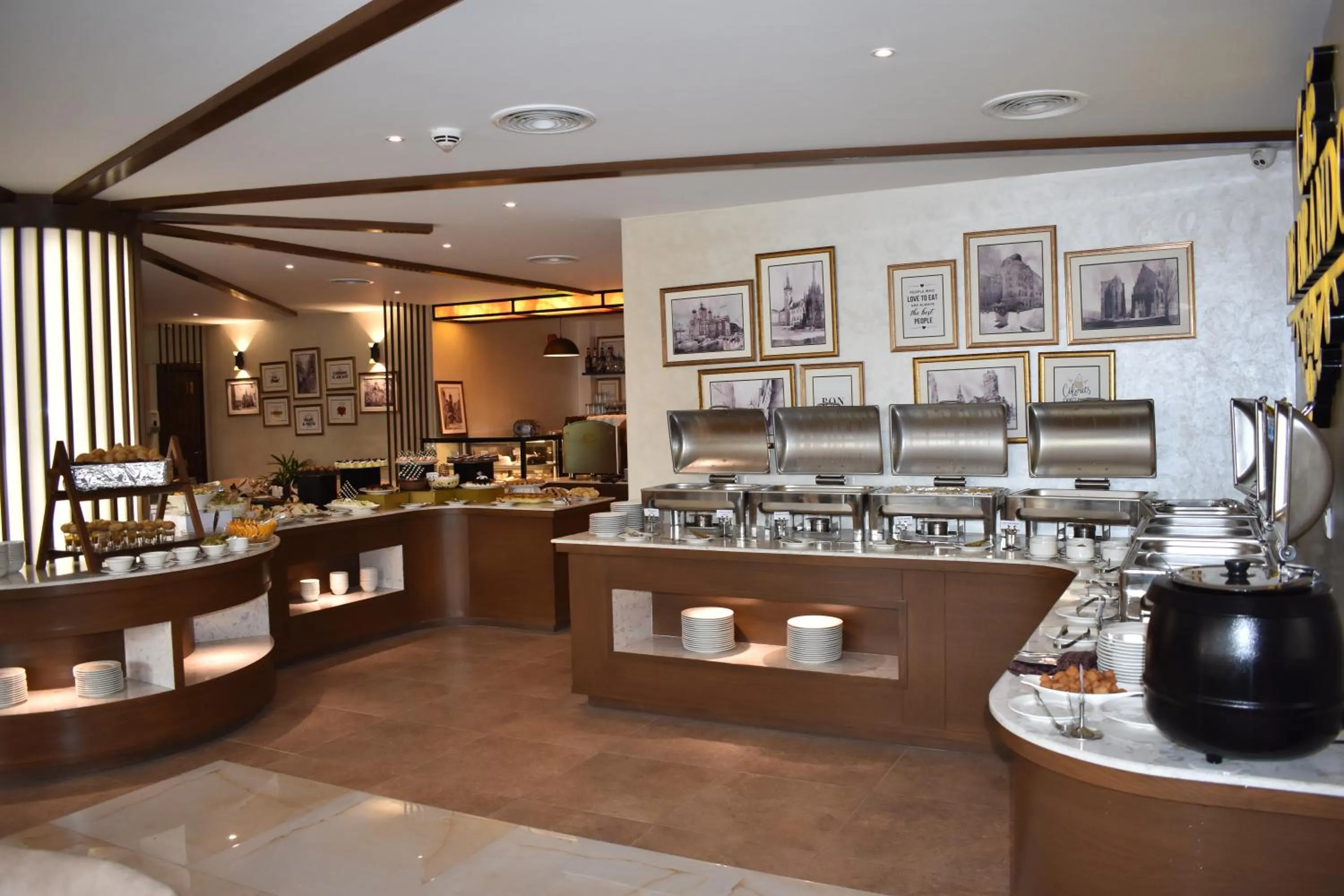 Restaurant/places to eat in Faletti's Grand Hotel Multan