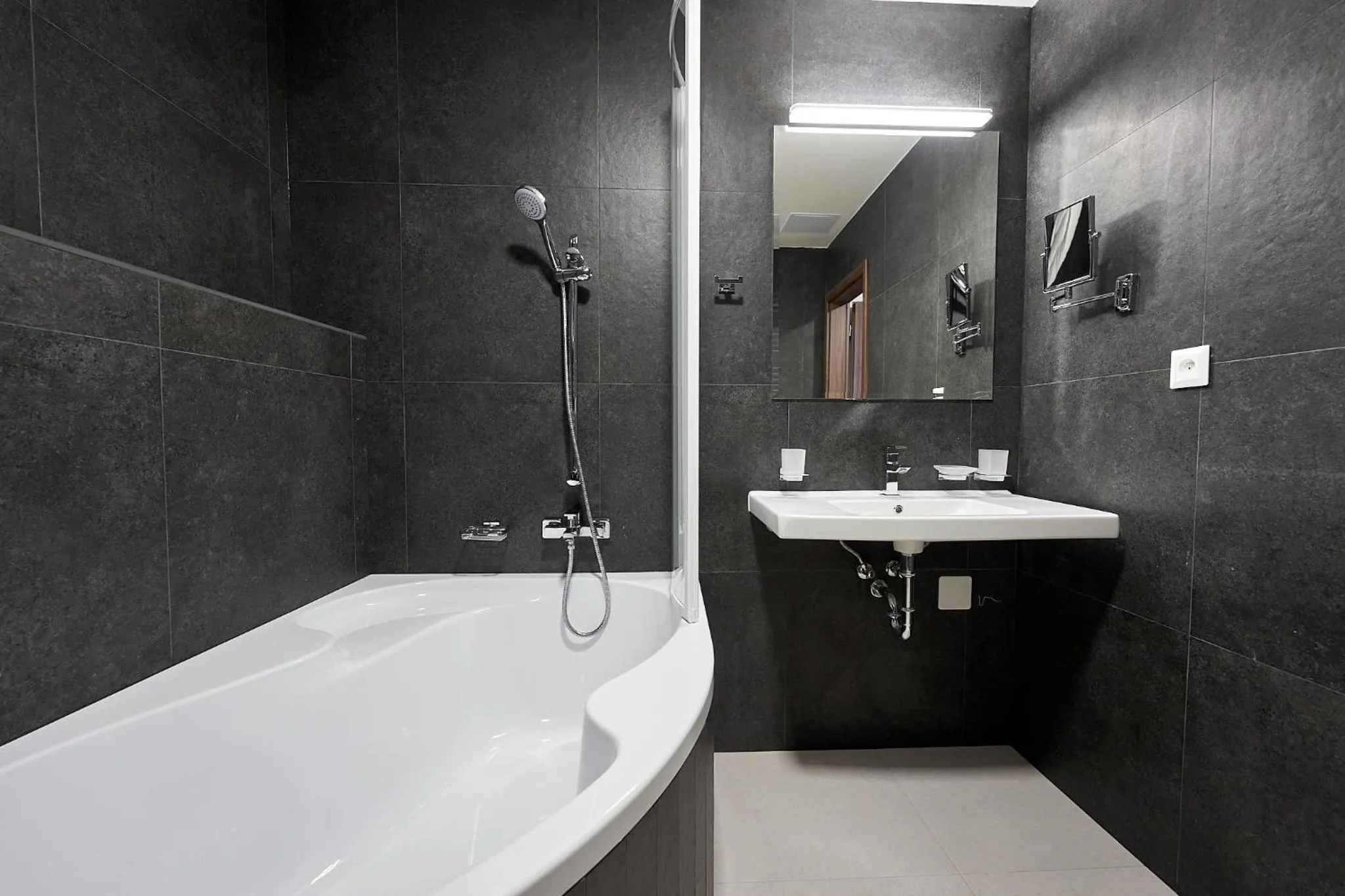 Bathroom in Wellness Hotel Queens