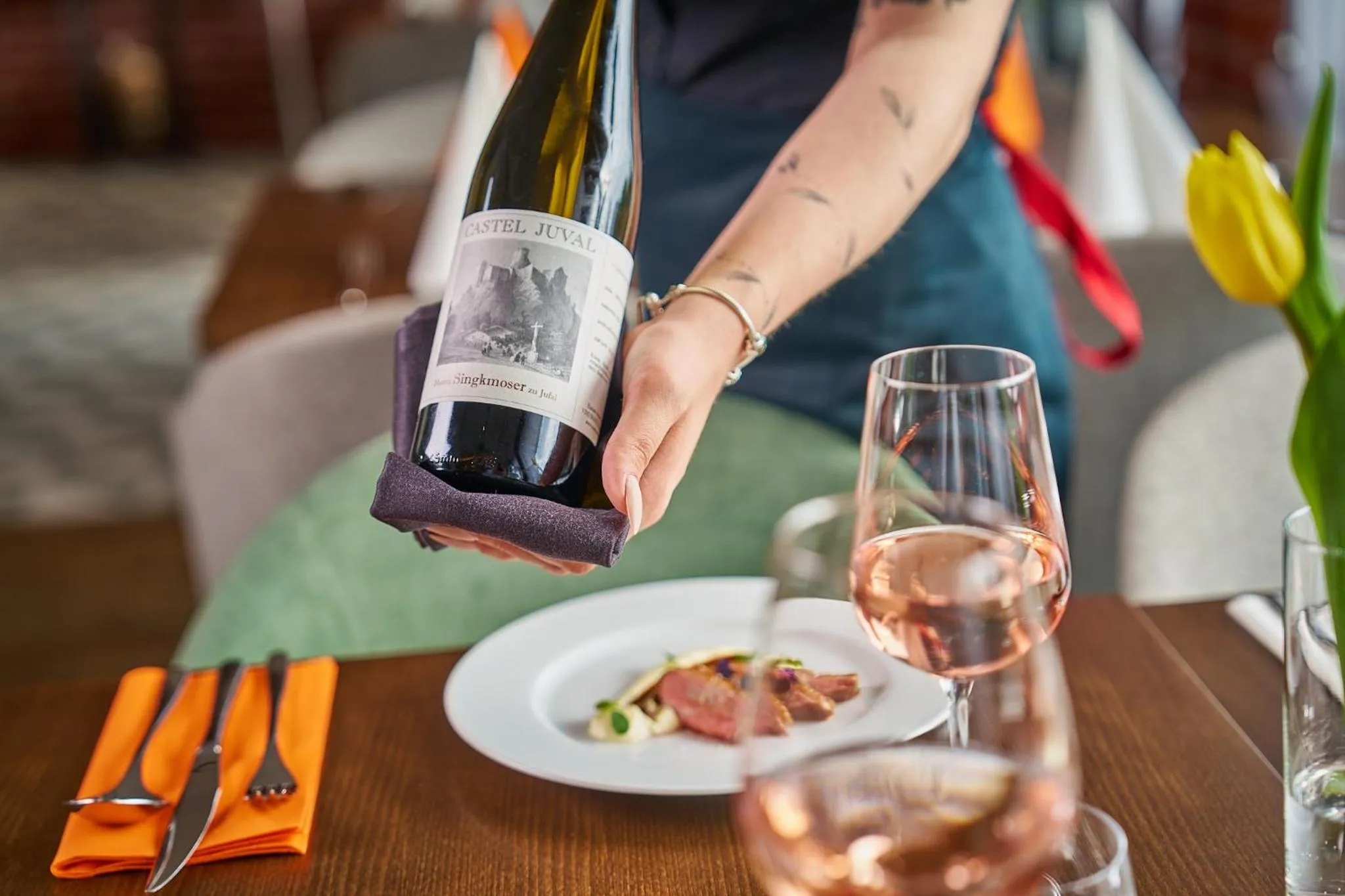 Restaurant/places to eat in Wellness Hotel Queens