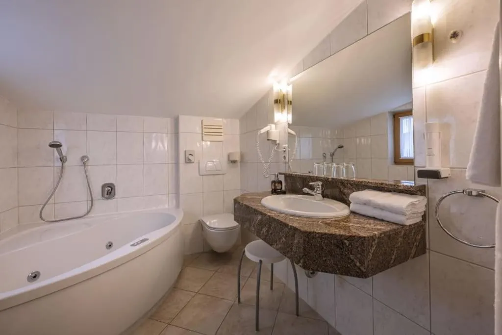 Hot Tub in Hotel Acherl