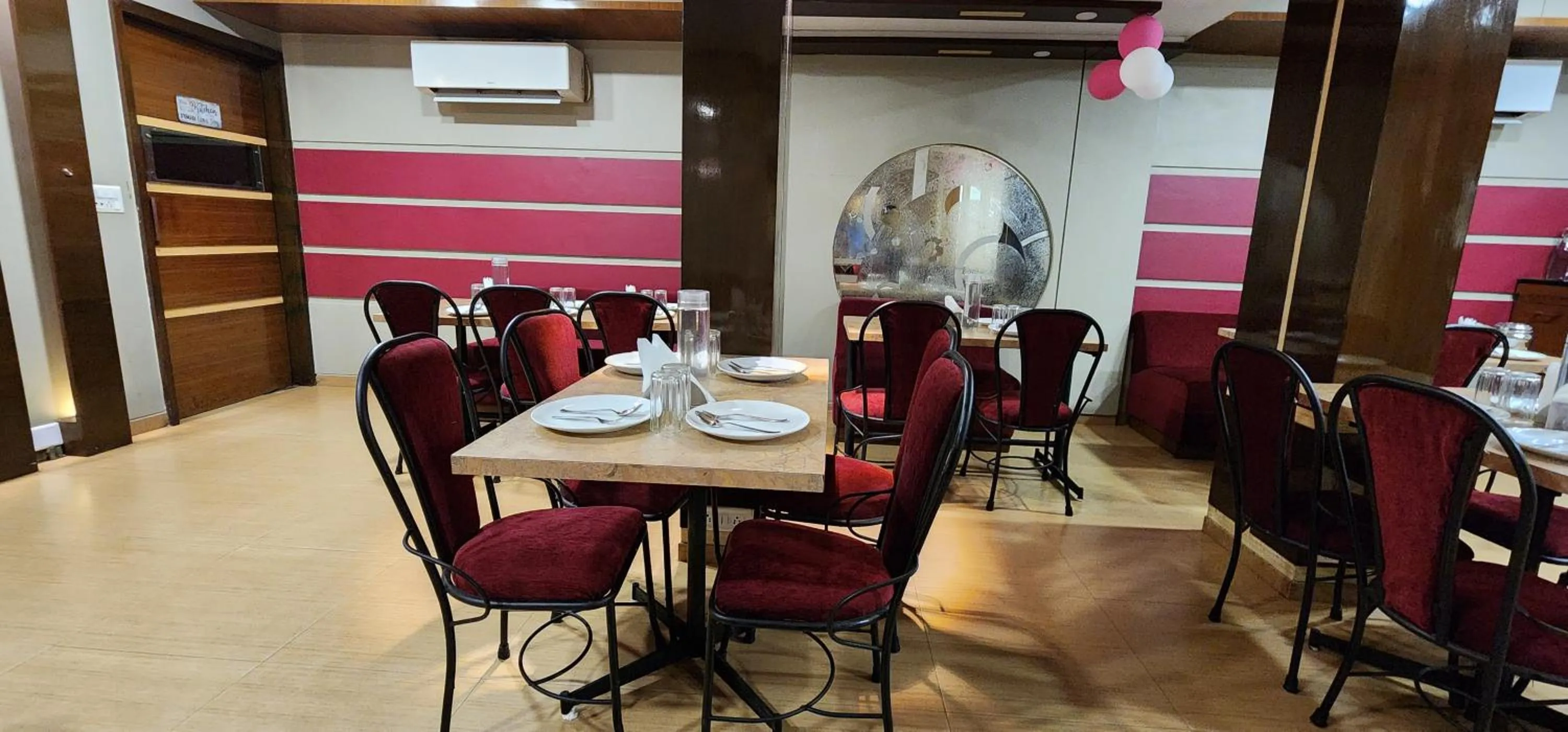 Restaurant/places to eat in Hotel Kanak