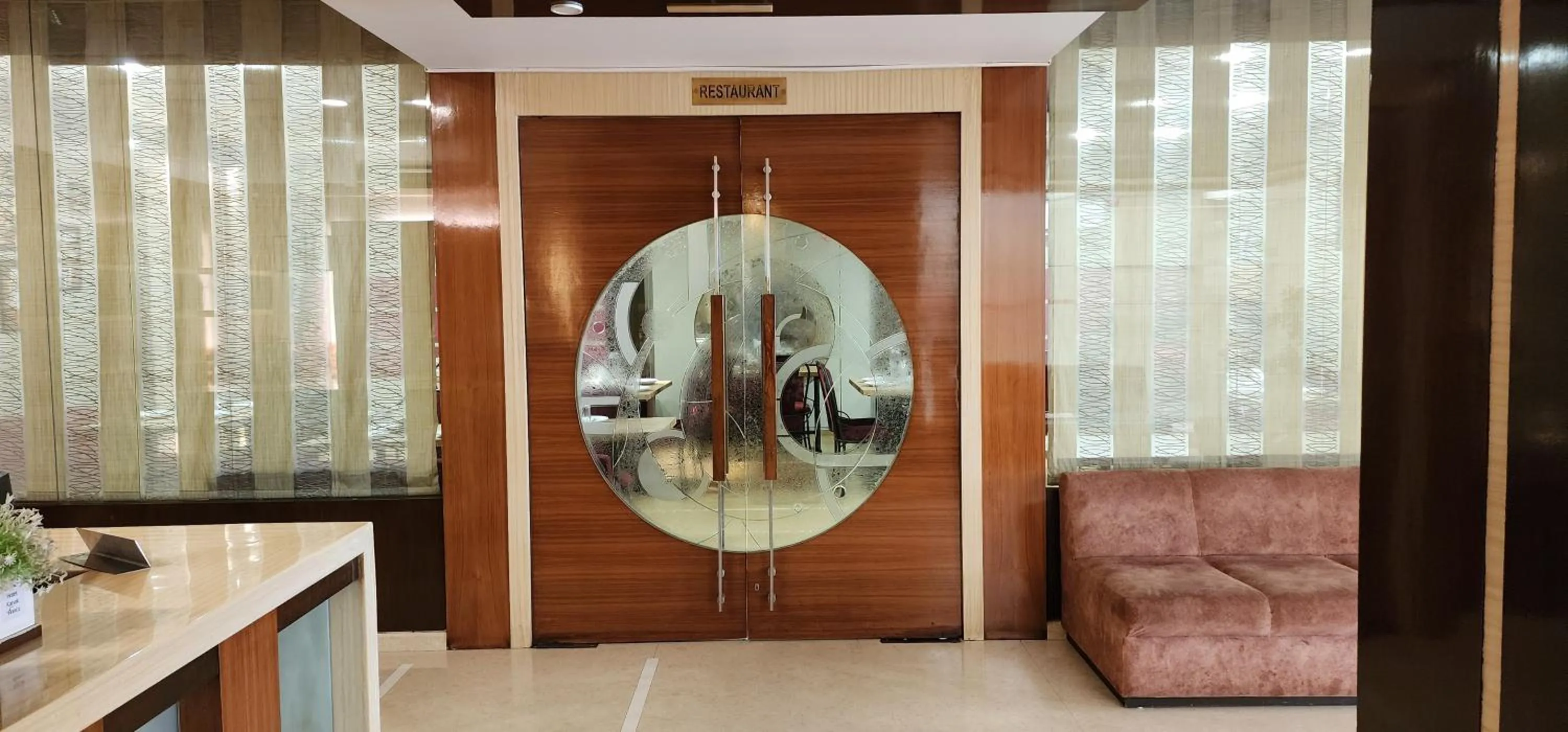 Restaurant/places to eat in Hotel Kanak