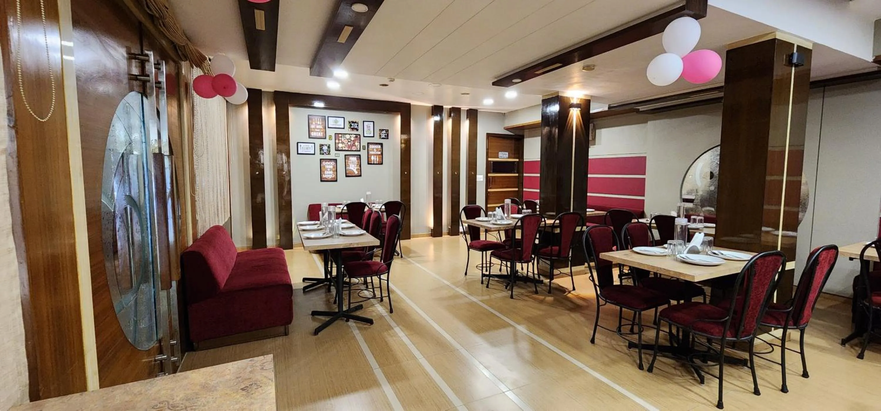 Restaurant/places to eat in Hotel Kanak