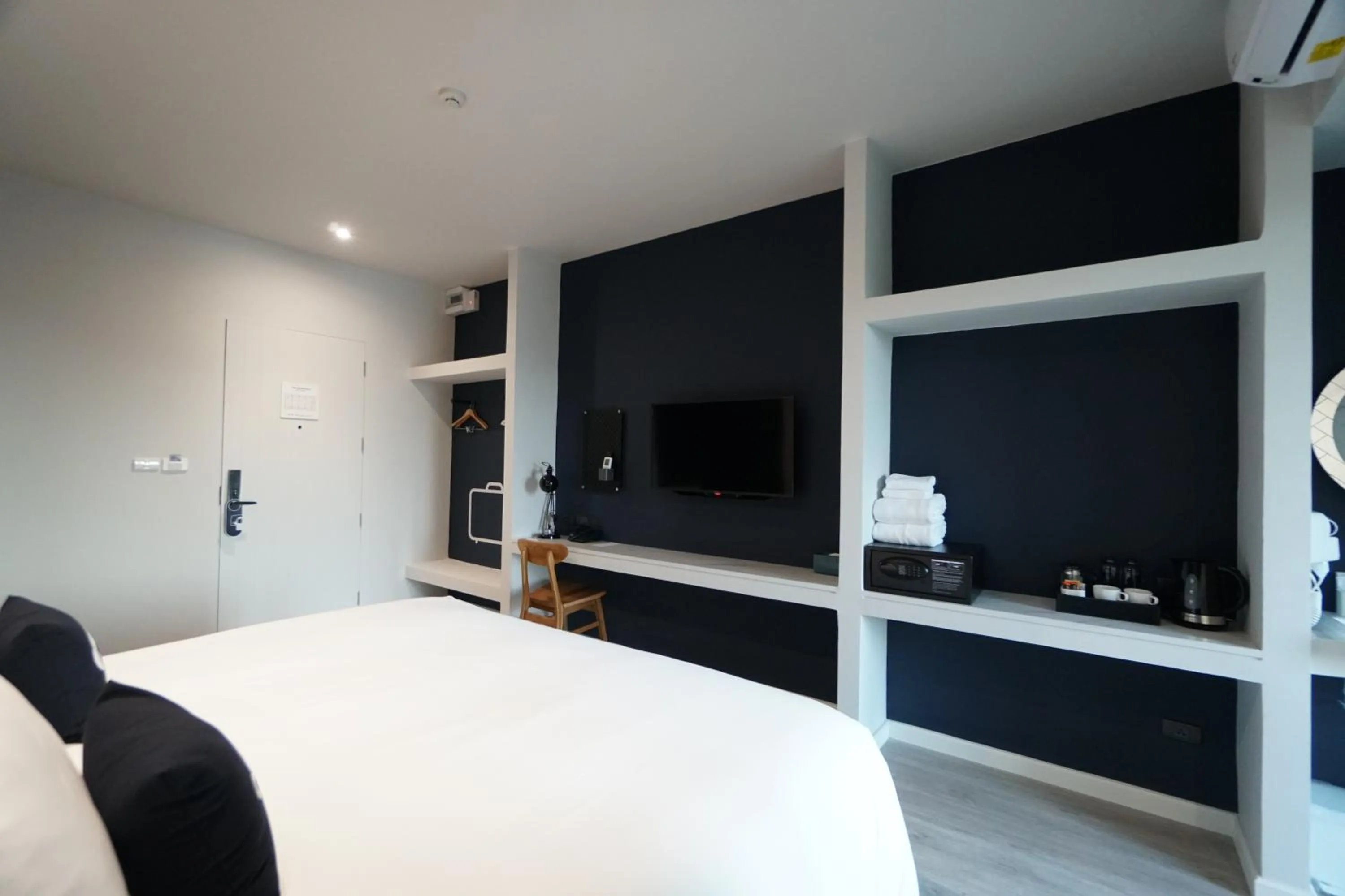 TV and multimedia, Bed in Blu Monkey Hub and Hotel Chanthaburi