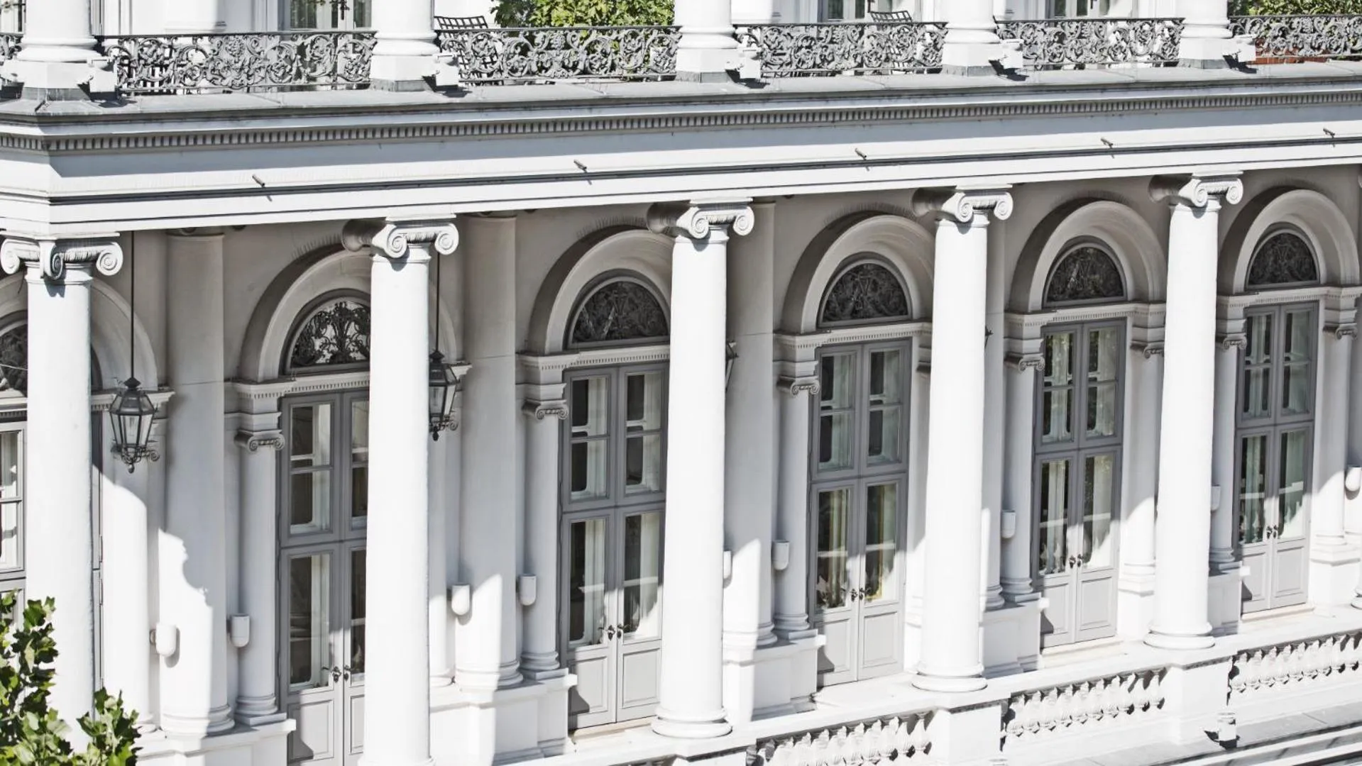 Facade/entrance in Palais Coburg