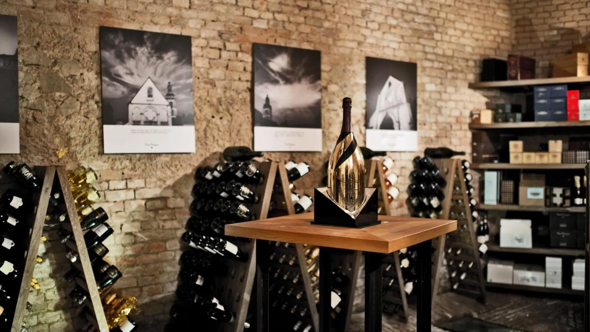 Restaurant/places to eat in Palais Coburg Hotel