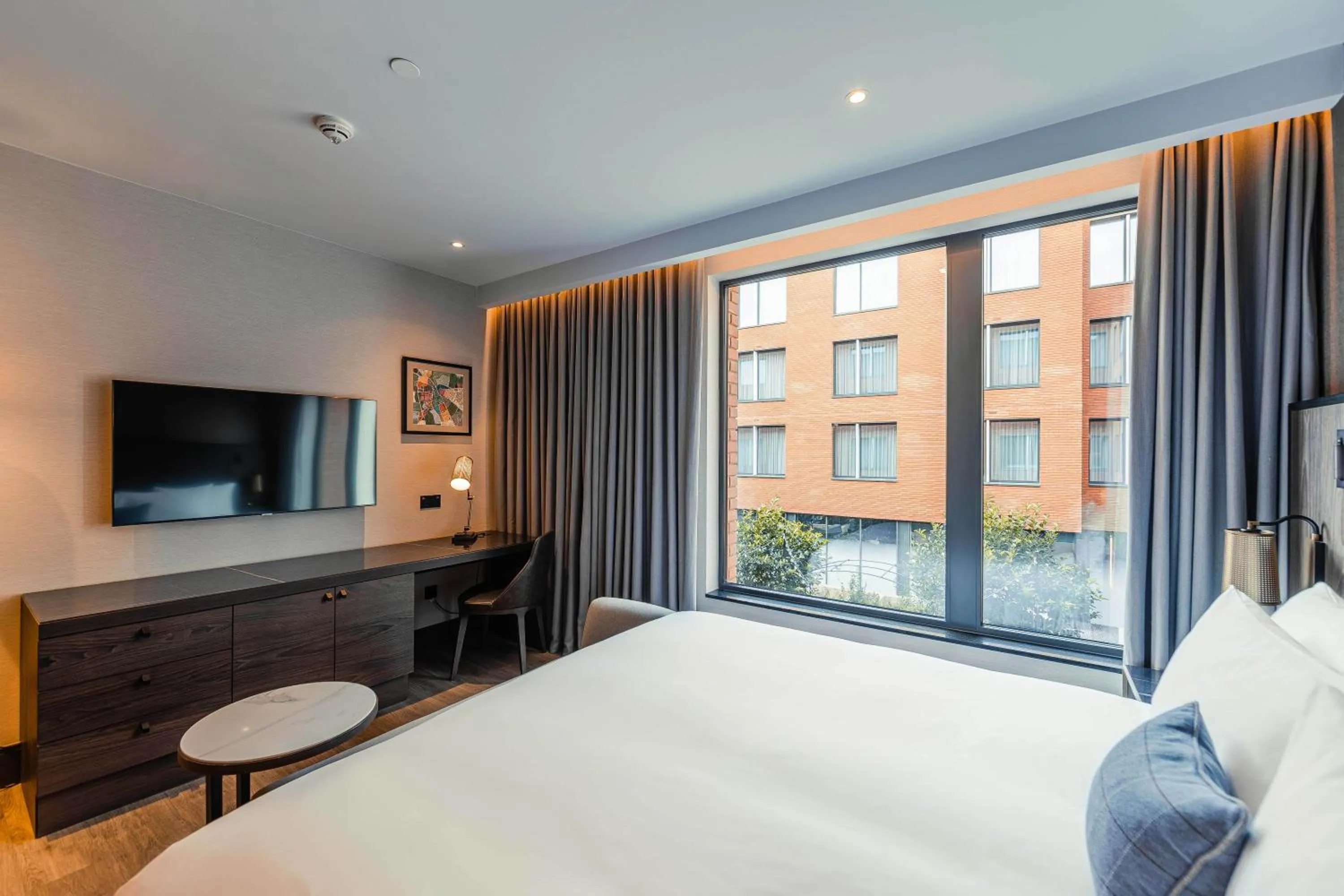 TV and multimedia, Bed in The Fellows House Cambridge, Curio Collection By Hilton