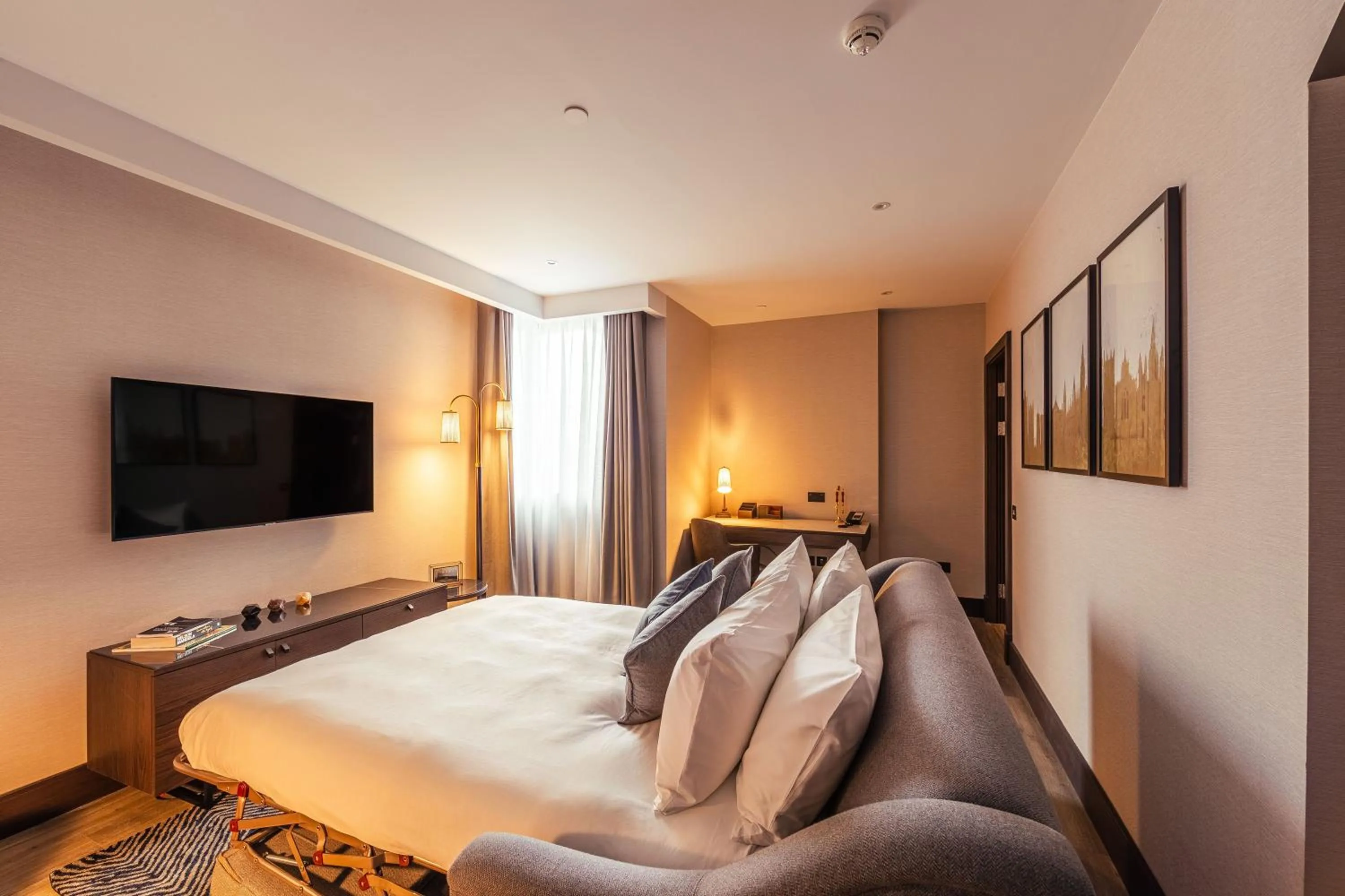 TV and multimedia, Bed in The Fellows House Cambridge, Curio Collection By Hilton