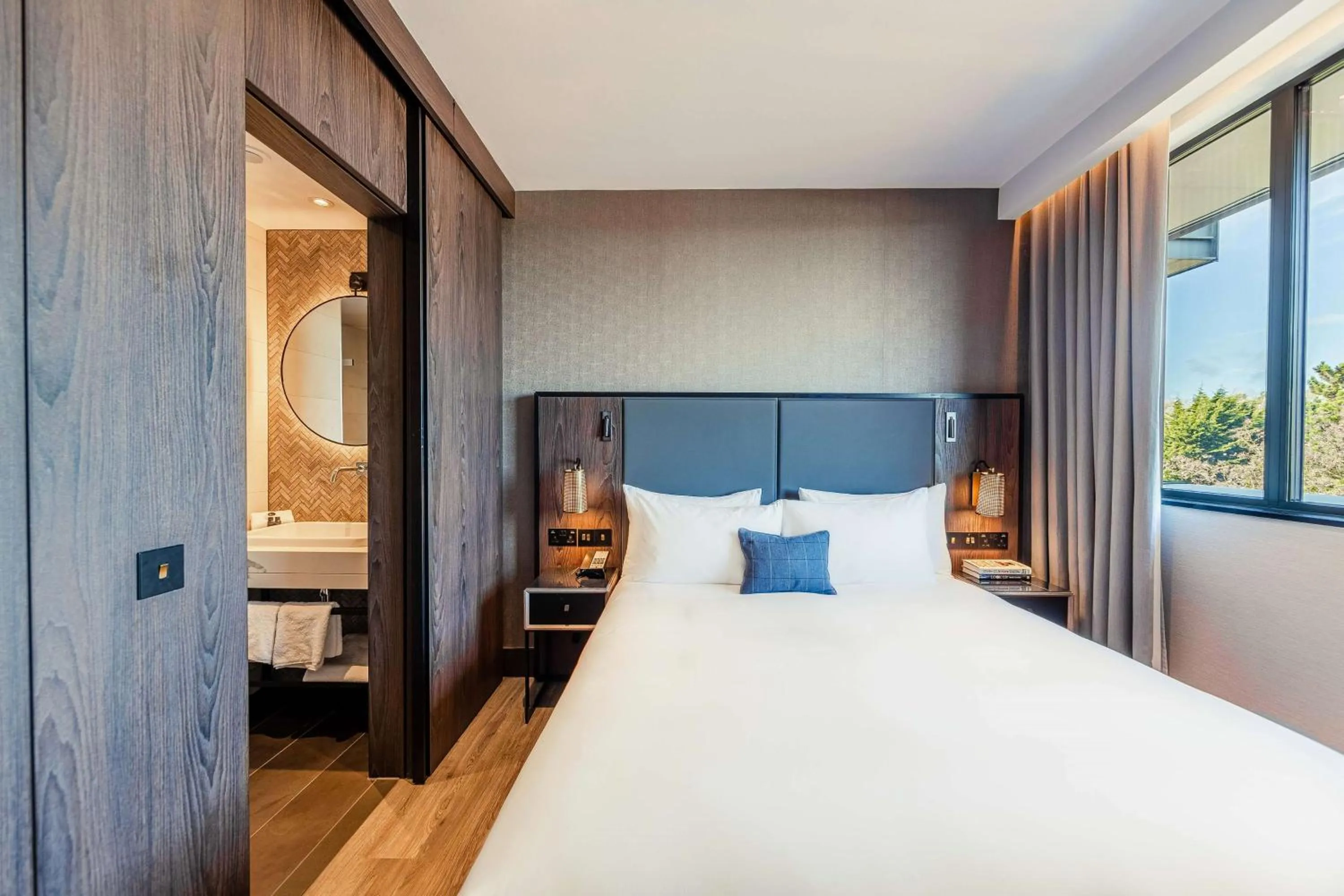 Bed in The Fellows House Cambridge, Curio Collection By Hilton